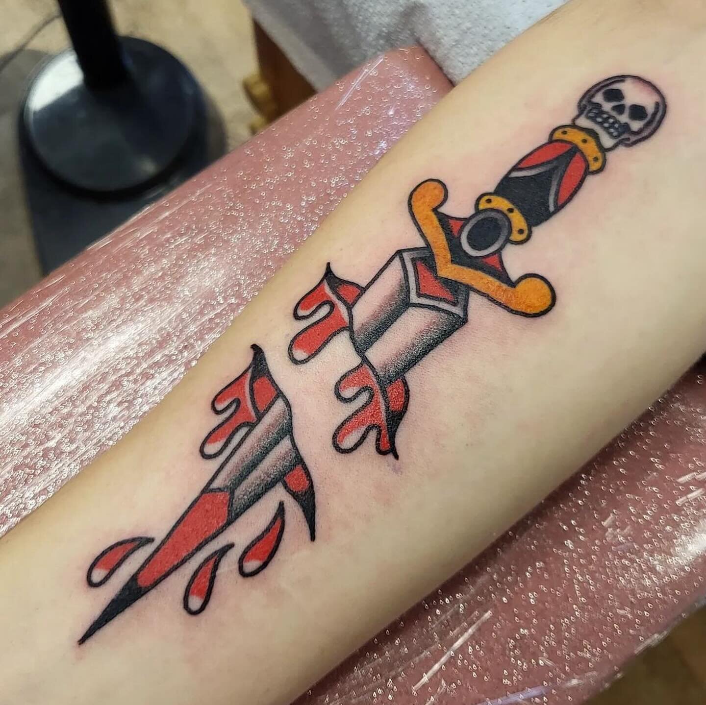 some dagger action 🗡️🗡️

made by: @jewelsidette - to book with Jewels, e-mail jewels.tattoo@gmail.com! 😎

#stabber #daggertattoo #ouchy