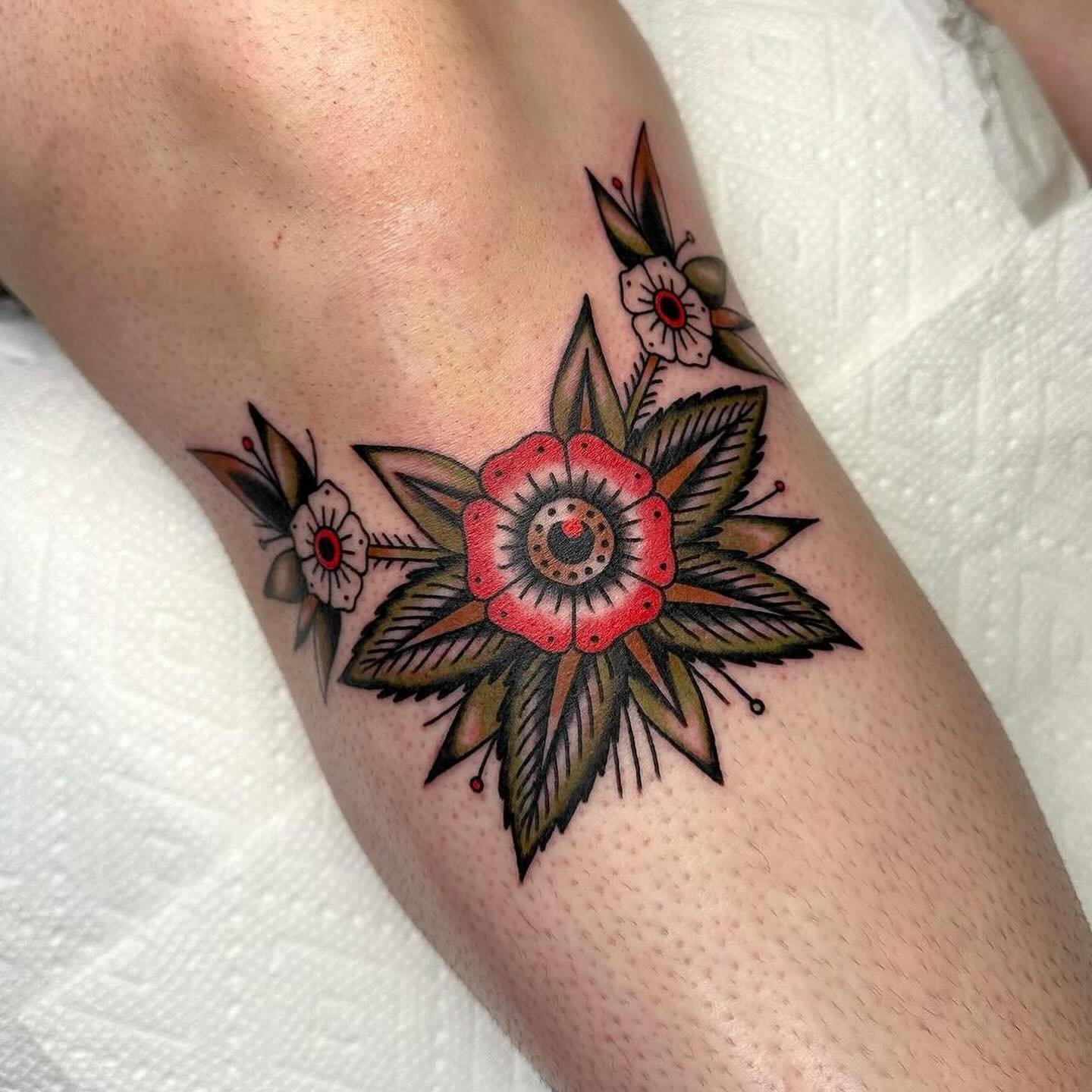lil knee frame

made by: @carbellatattoo - To book with Carissa, fill out the form linked in her bio! 😎

#kneeadornments #floraltattoo #aroundthekneein80days