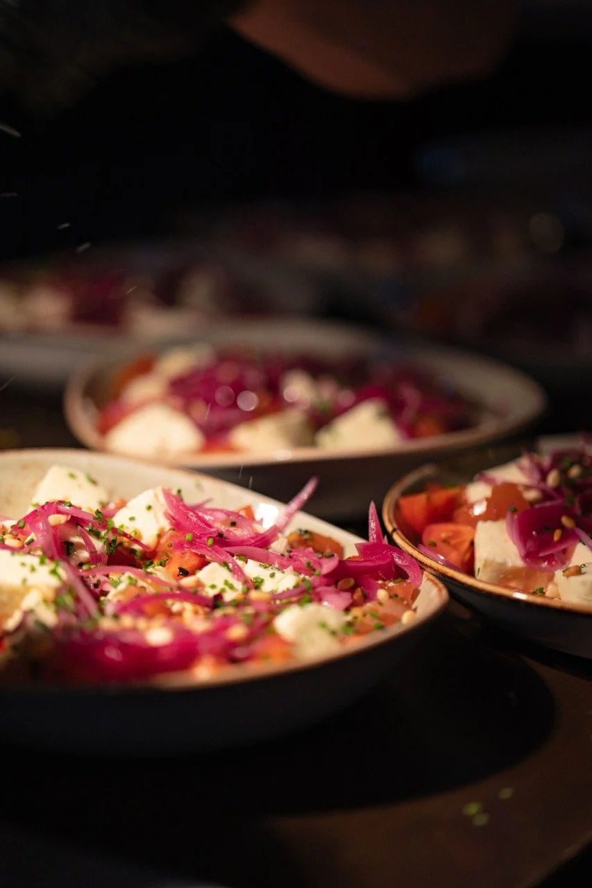 Tre boller med salat, fetaost, rødløk og urter.