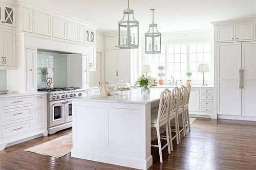All things light and bright in this welcoming kitchen designed by @paperwhitesinteriors

#interiordesign #interiorstyling #designinspiration #homedecor #inspiredinteriors #classicinterior #classicdesign #designgoals #grandmillenial #southernhome #cla