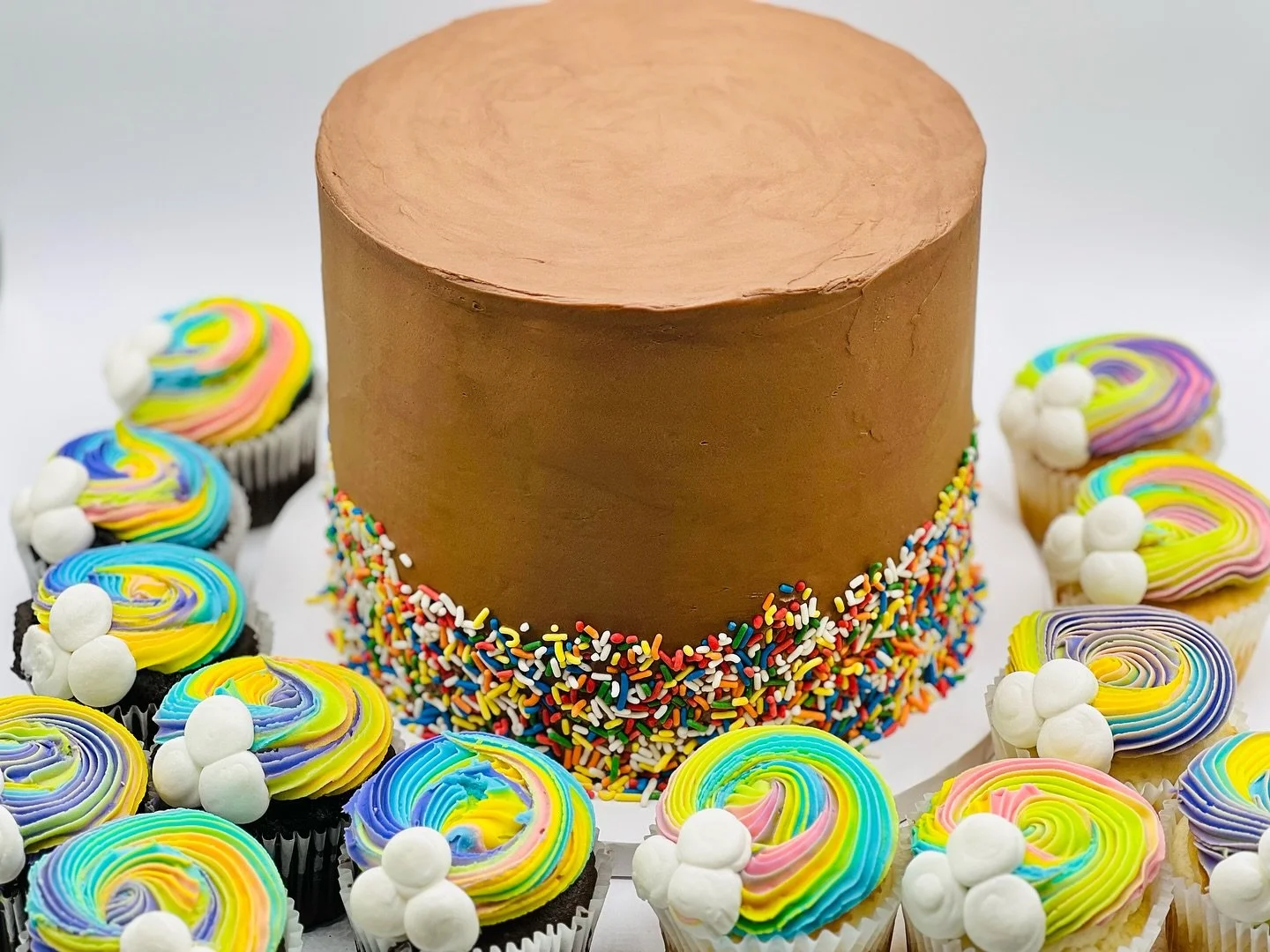 Chocolate ✔️ Rainbows ✔️ Sprinkles ✔️ 🌈 #llbake #marincakestufio #rainbowcake #rainbowcupcakes #chocolaterainbowcake #rainbowsprinkles #customcakesmarin #customcupcakesmarin #sanrafael #marin #california
