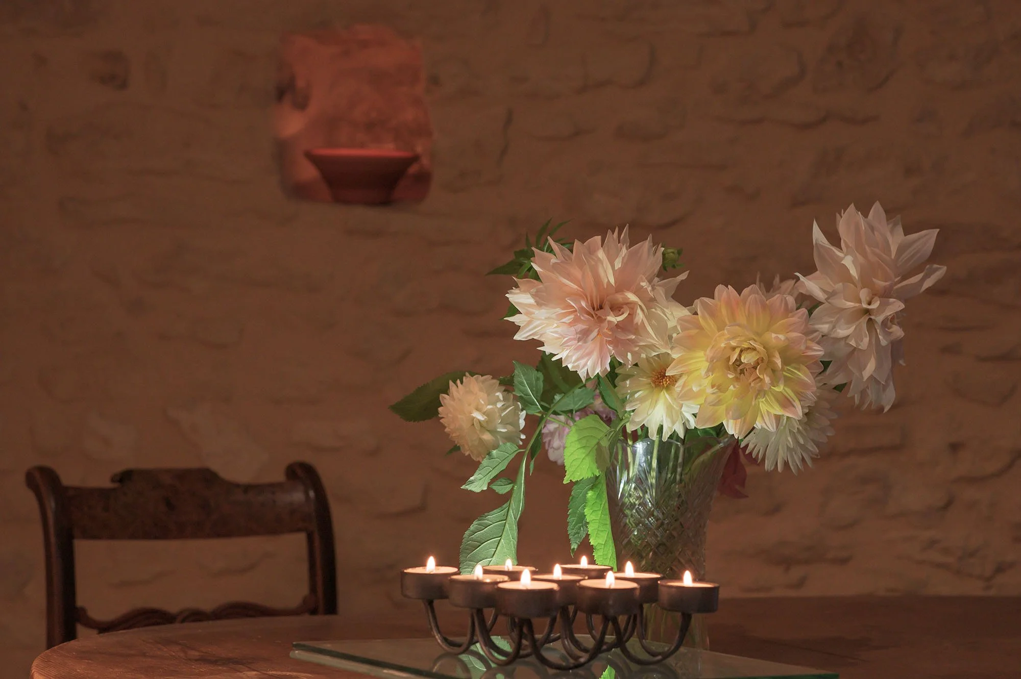 fleurs dans salle a vivre dependance .jpg