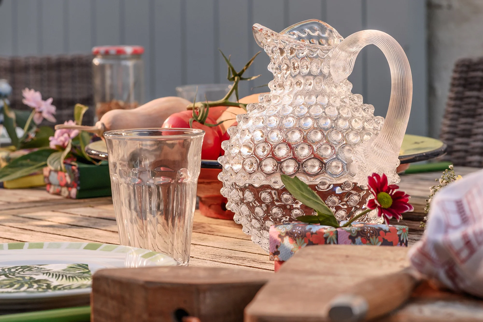 carafe dans salle a manger exterieure.jpg