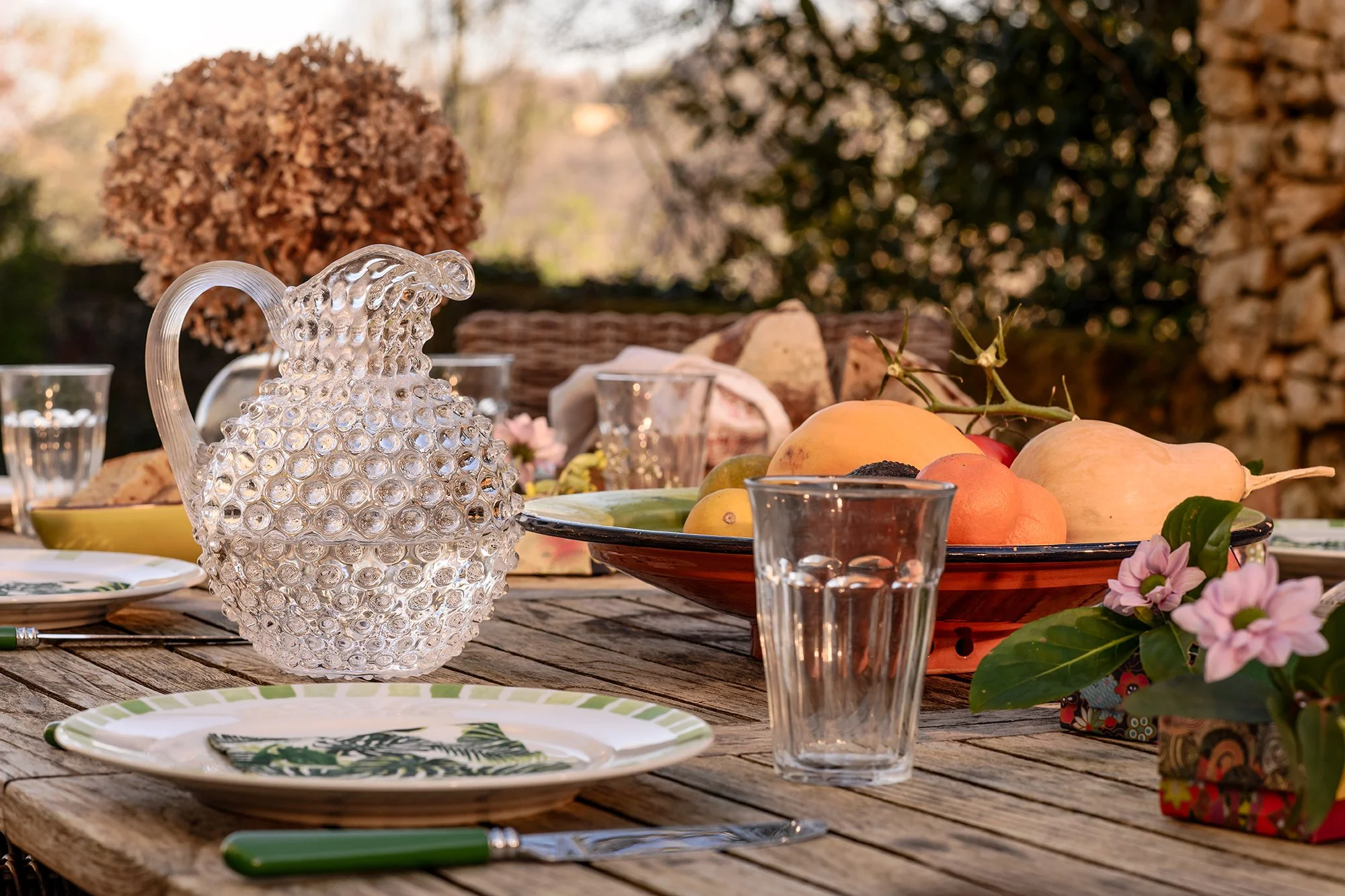 carafe et fleur dans salle. a manger exterieure.jpg