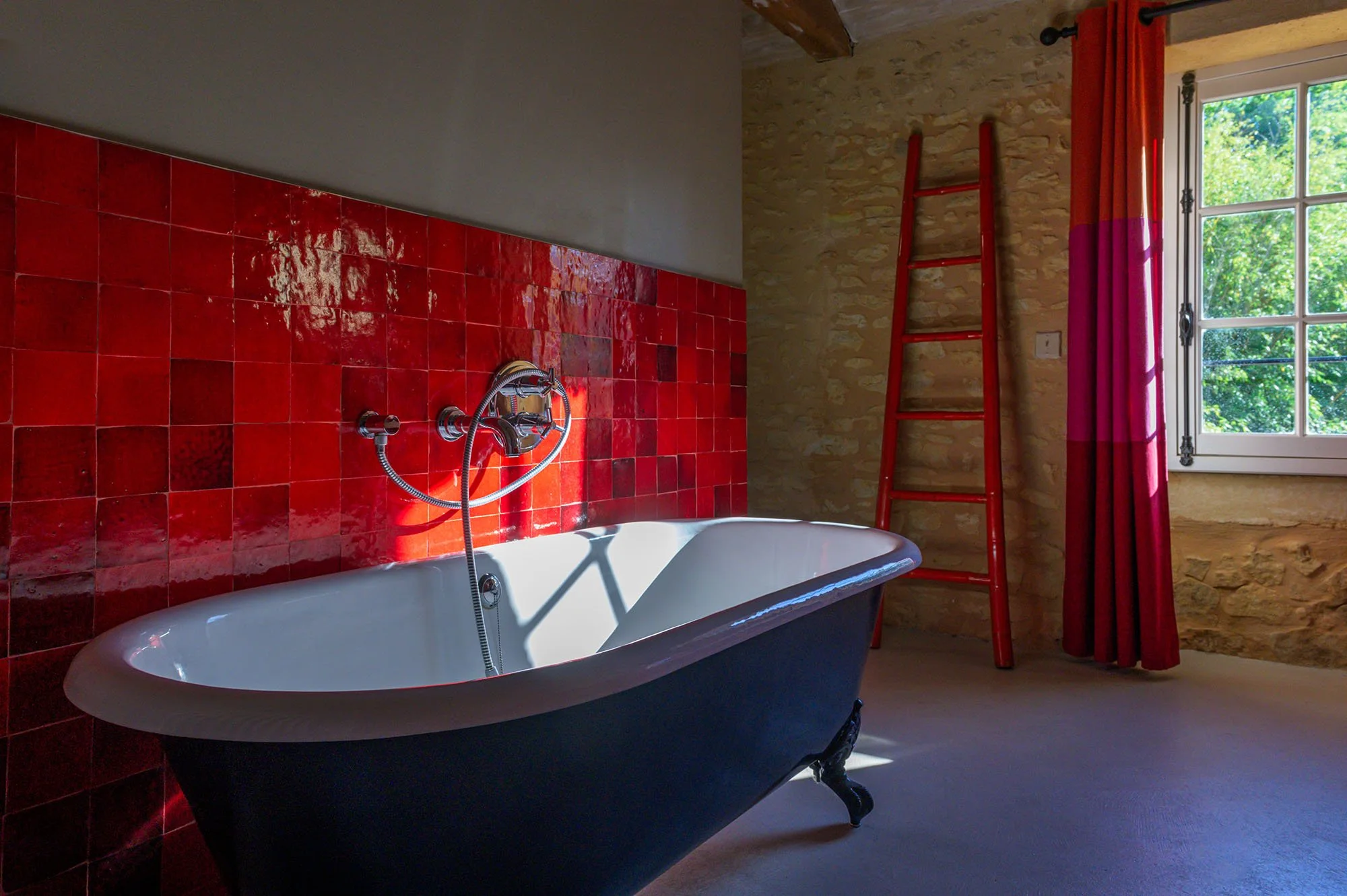 salle de bain rouge.jpg