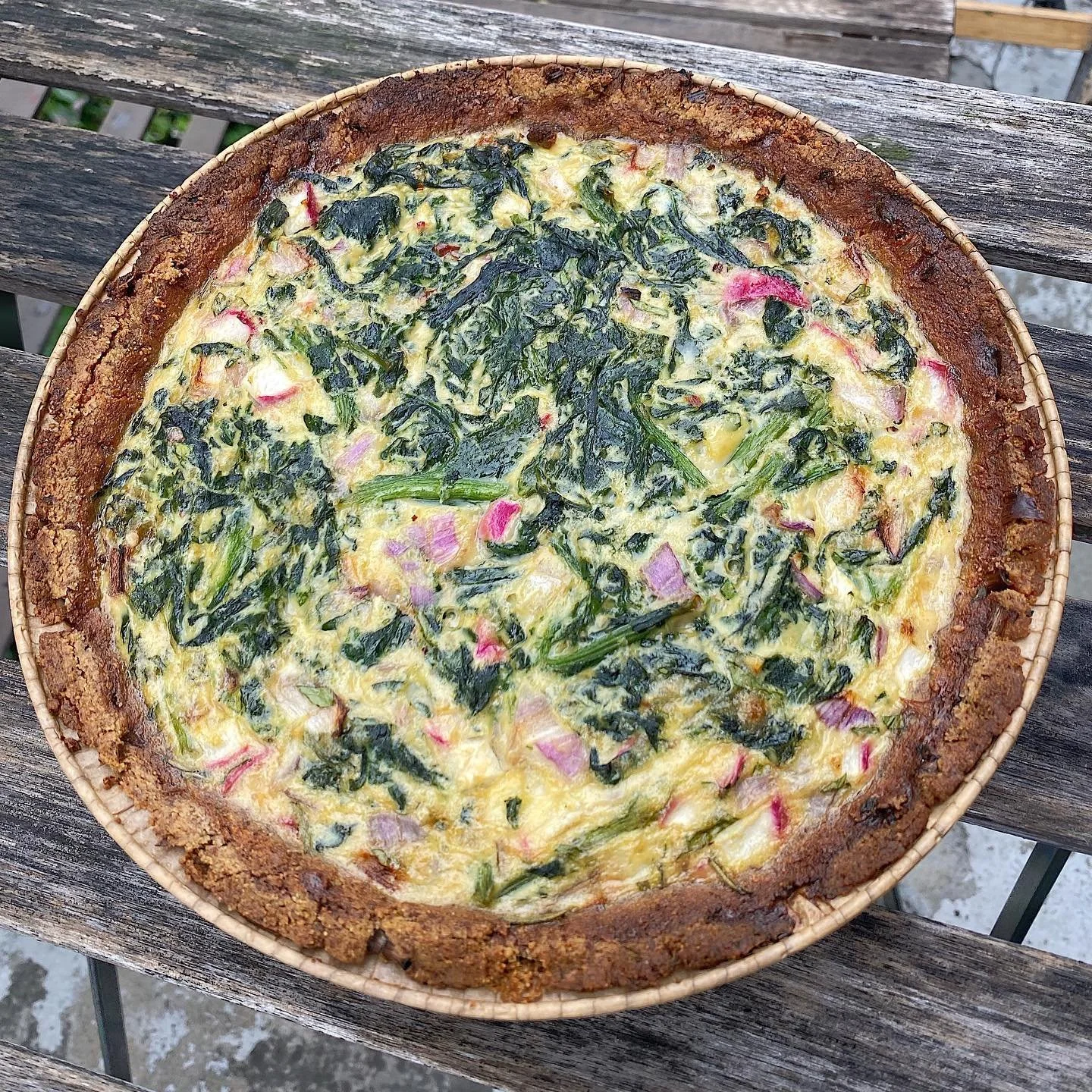 Spinach parmesan quiche with red onion, radishes and an almond flour, thyme, spring onion crust ✨

I signed up for a CSA (@southsidecsa) this year and am trying my hardest not to waste anything! Quiches and other egg dishes are a great way to creativ