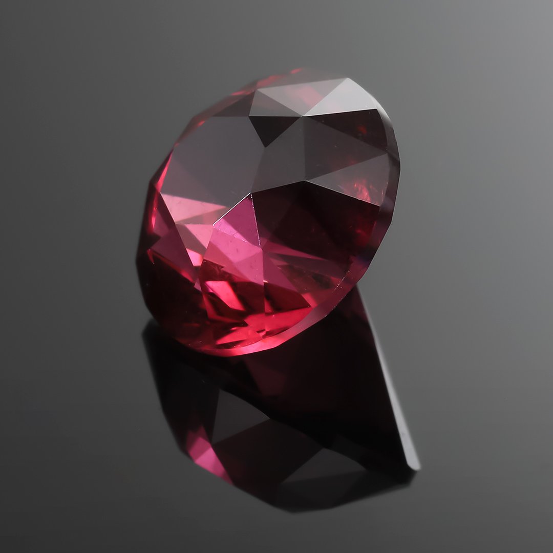 Rhodolite Garnet - Split Mains Round Brilliant - 4.48ct by Doug Menadue