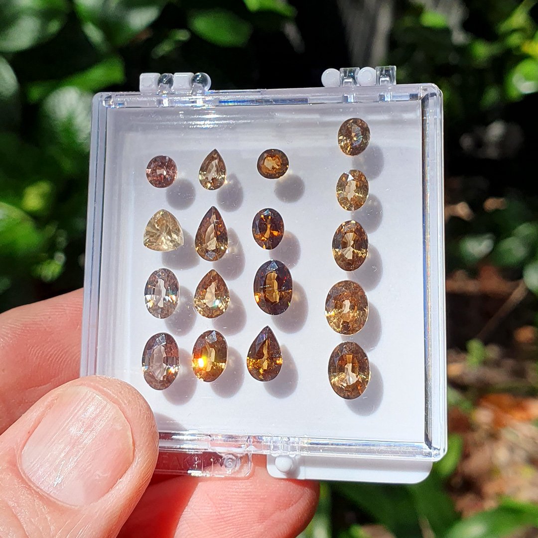 Australian Zircons - Mixed Shapes - 17pcs - 21.3tcw