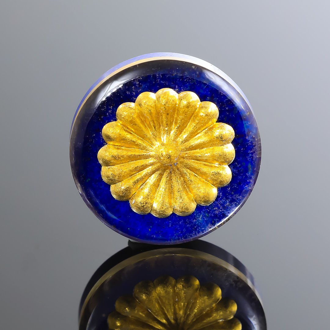 Bespoke Gems - Lapis Lazuli with Gold Leaf - Chrysanthemum Seal - 13.71ct by Doug Menadue