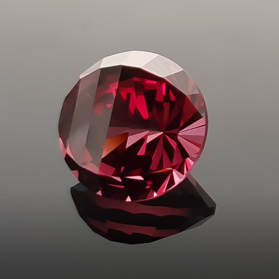 Bespoke Gems - Imperial Garnet - Bar Round - 1.7ct by Doug Menadue