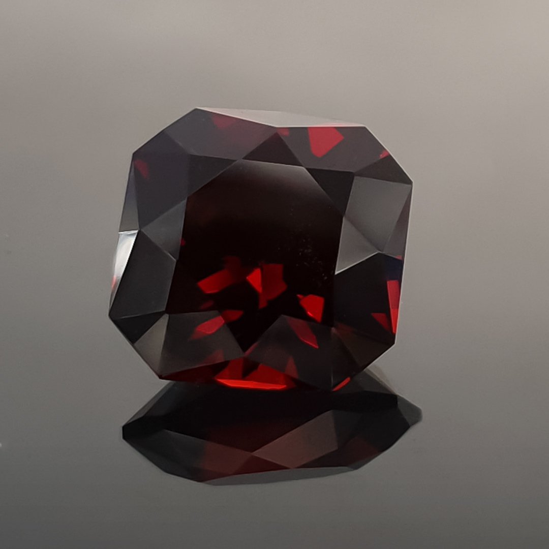 Bespoke Gems - Malaya Garnet - Flanders Brilliant - 2.1ct by Doug Menadue