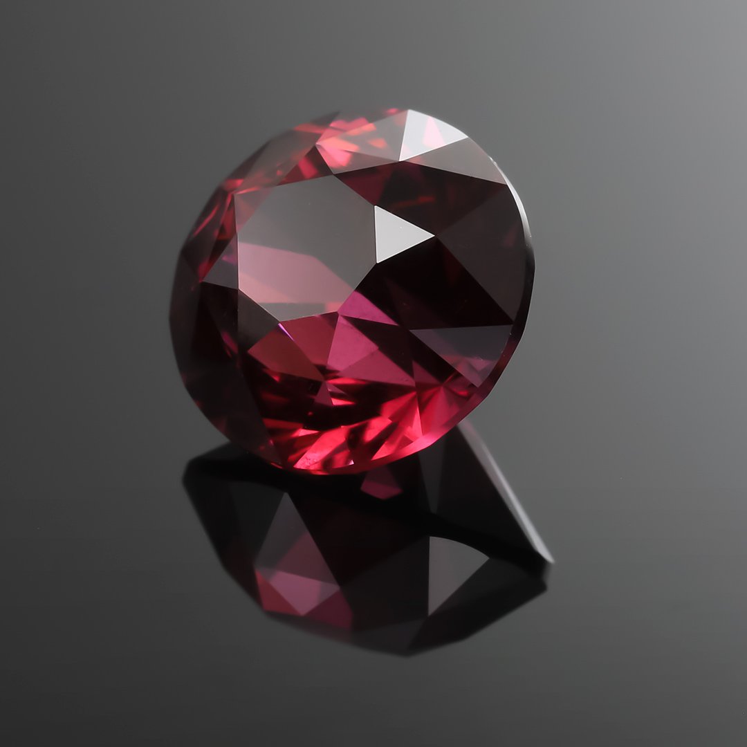 Rhodolite Garnet - Split Mains Round Brilliant - 4.48ct by Doug Menadue