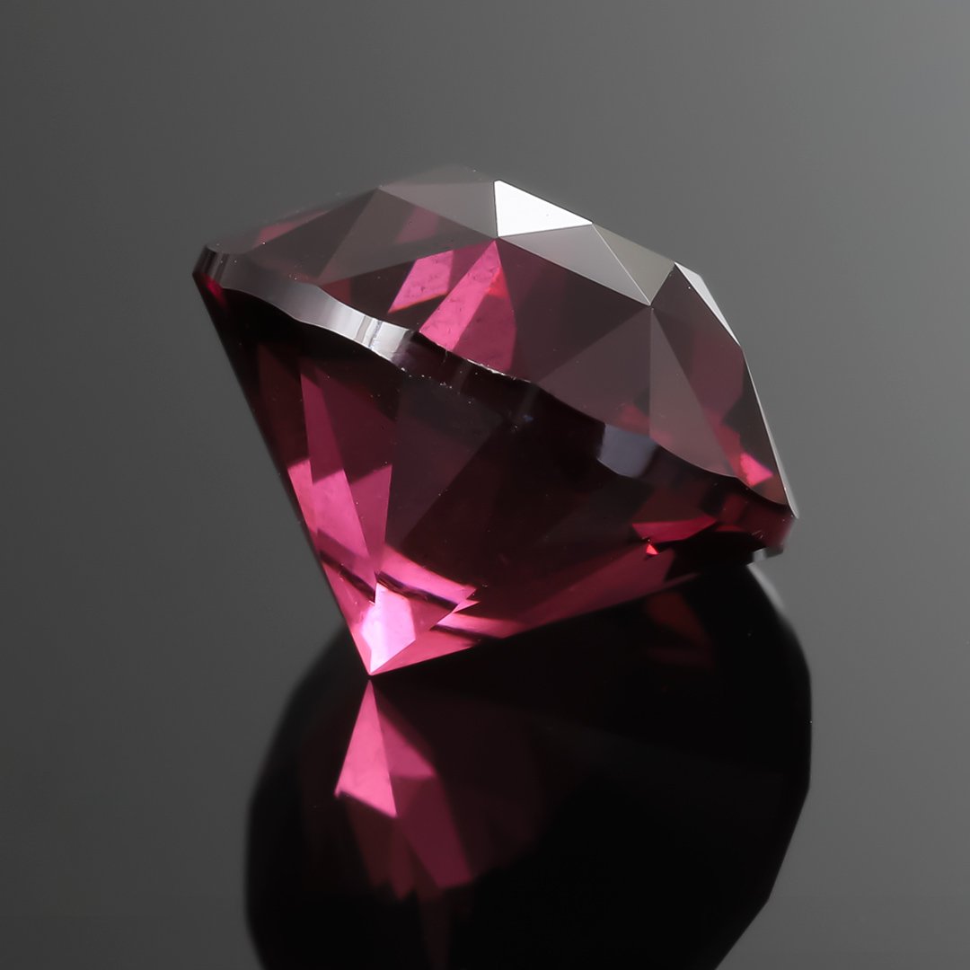 Rhodolite Garnet - Split Mains Round Brilliant - 4.48ct by Doug Menadue