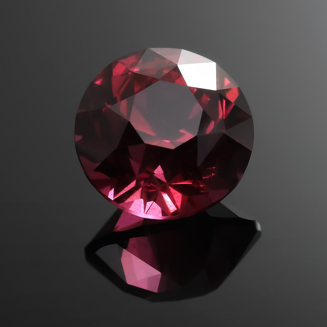 Rhodolite Garnet - Split Mains Round Brilliant - 4.48ct by Doug Menadue