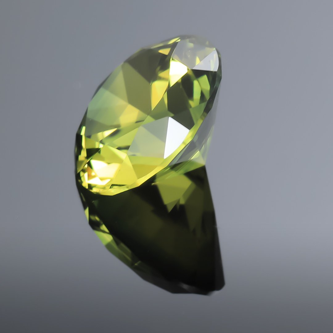 doug-menadue-bespoke-gems-yellow-parti-sapphire-round-brilliant-38788-10j.jpg