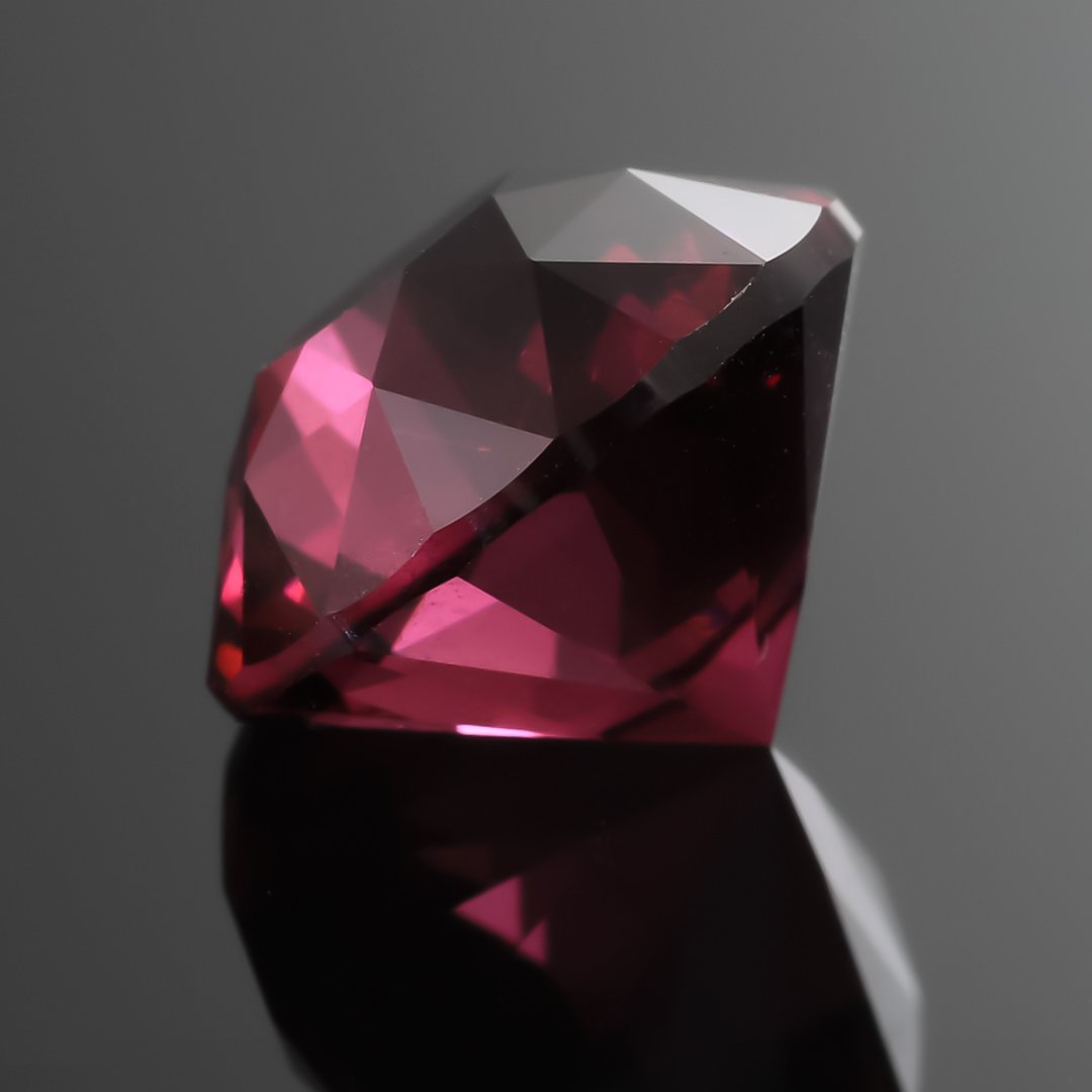 Rhodolite Garnet - Split Mains Round Brilliant - 4.48ct by Doug Menadue