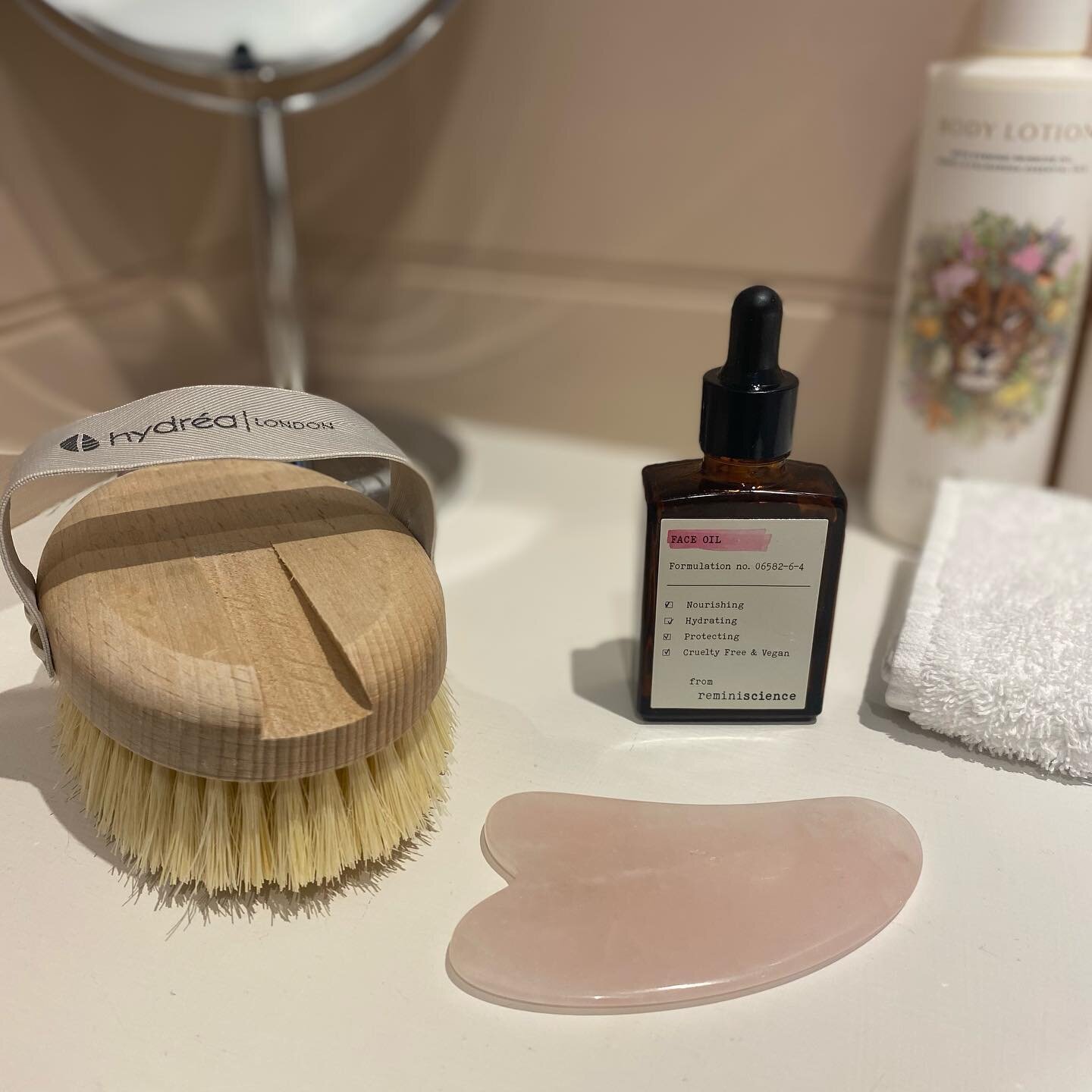 What I have within reach Part.1 😁
✨ Body Brush
✨ Oil 
✨ Rose Quartz Gua Sha
💖 
Body brushing through the winter and into the spring is what keeps the body stimulated and flowing - so there&rsquo;s no place for stagnancy to build and therefore minim