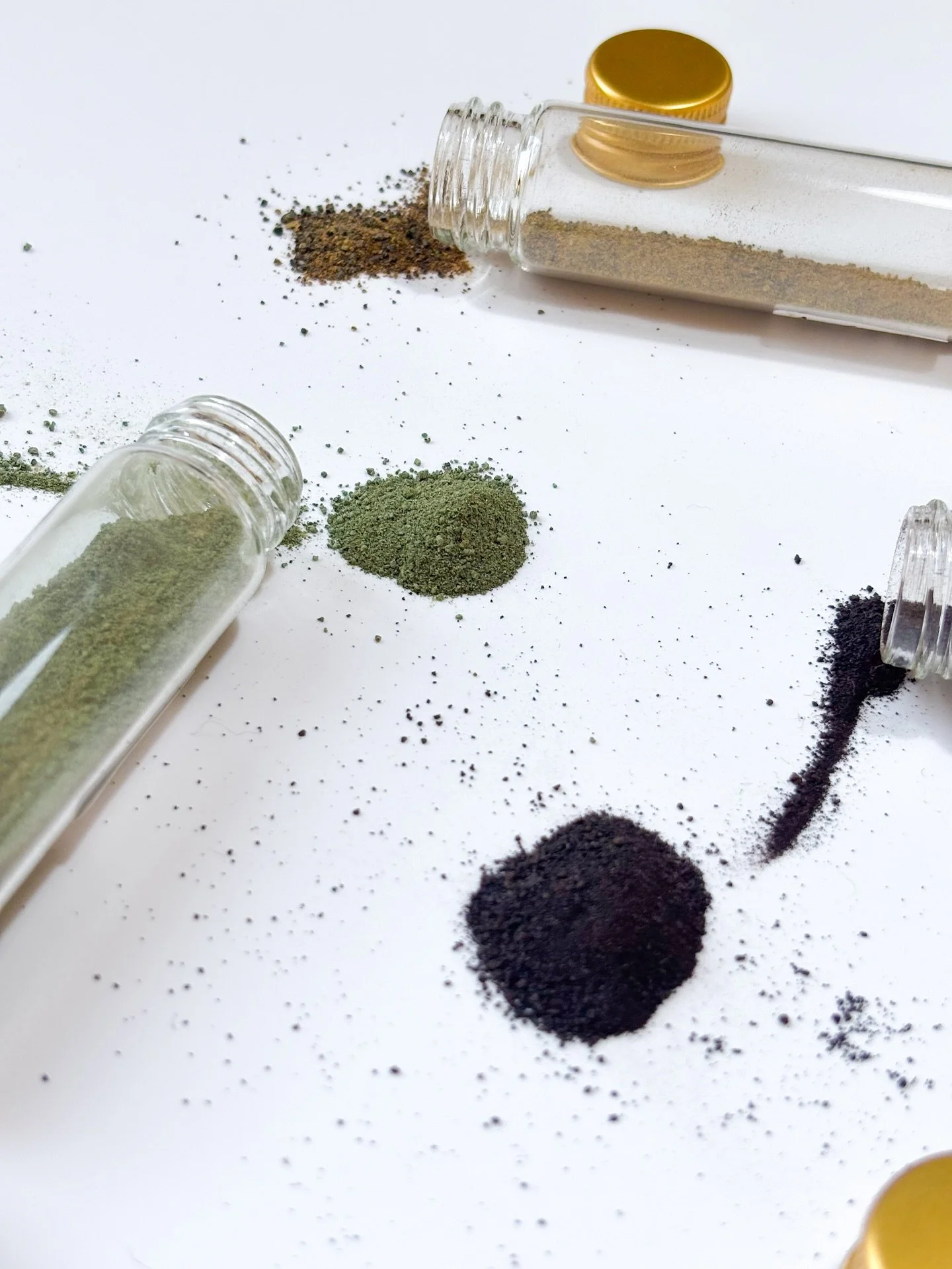 From hydrangea blooms once used to decorate an event, a palette of olive, warm brown, and gold earth emerged as pigments!
⁠⠀
The last breath of spring, bottled in pigment. Now available in the shop as a starter pack!⁠⠀
Try them and let me know what y