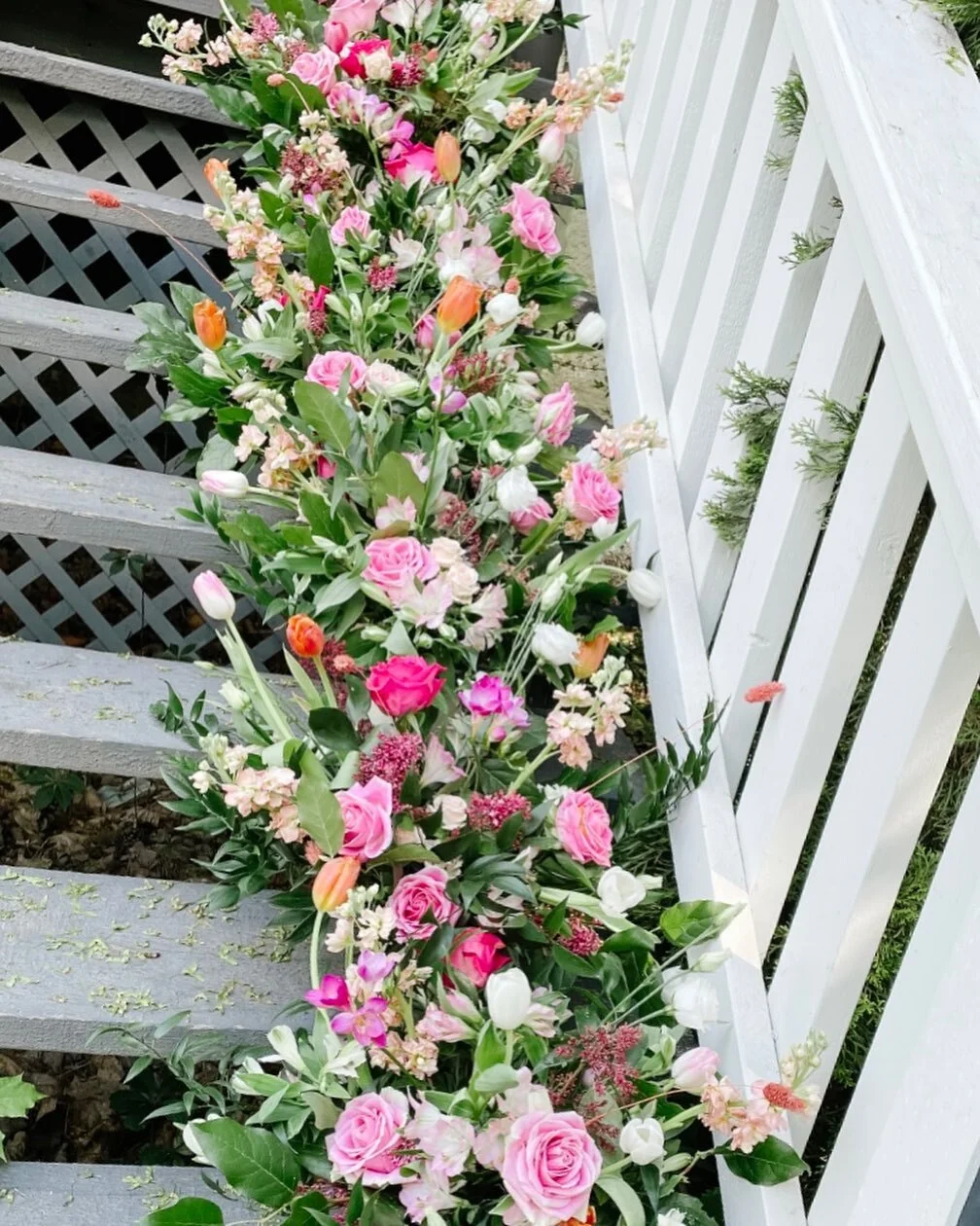 Did you know some centrepieces can be designed to be multi-purposed? Here are some colourful blooms to brighten your day 🌸