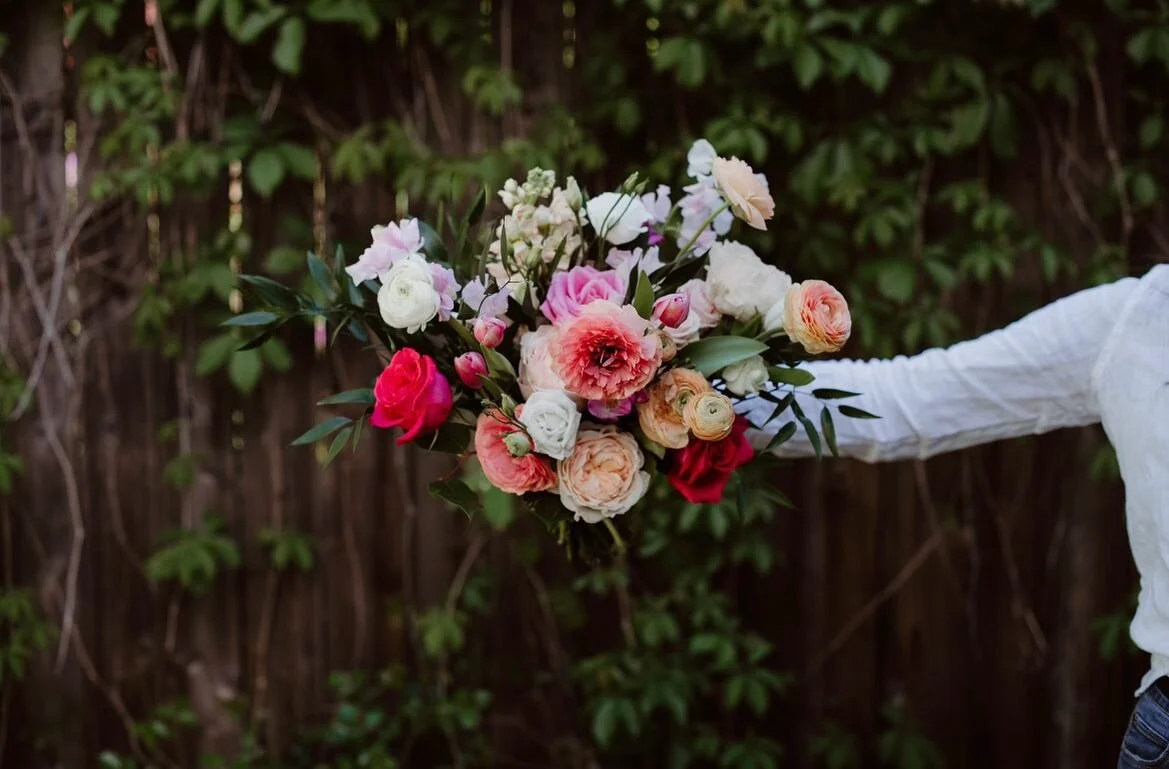Happy Thursday! Over here dreaming of wedding season. Still in need of floral for your special day? I have some availability left for this year, message me for more info! 
Photography: @vanmorris_photography
