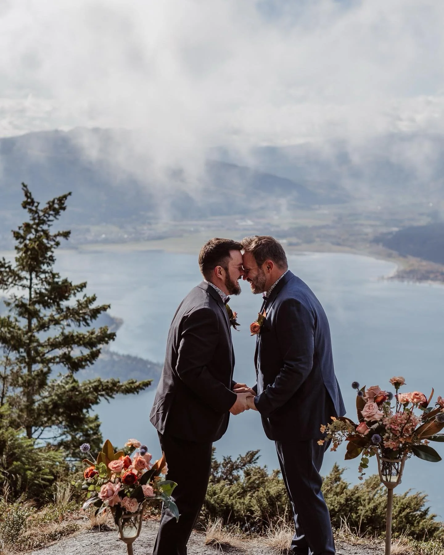 Ahhh this view!! These boys had a vision and we made it happen! Overlooking the beautiful Shuswap lake at the top of bastion mountain, we took @vanmorris_ Jeep, their family, some floral and some cameras to make this dream come true! Cheers to the ne