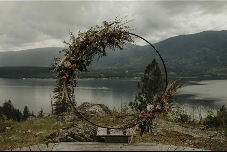 This view!!! A little piece of heaven nestled in Salmon Arm. The arch piece. 
Photography: @shariandmike
