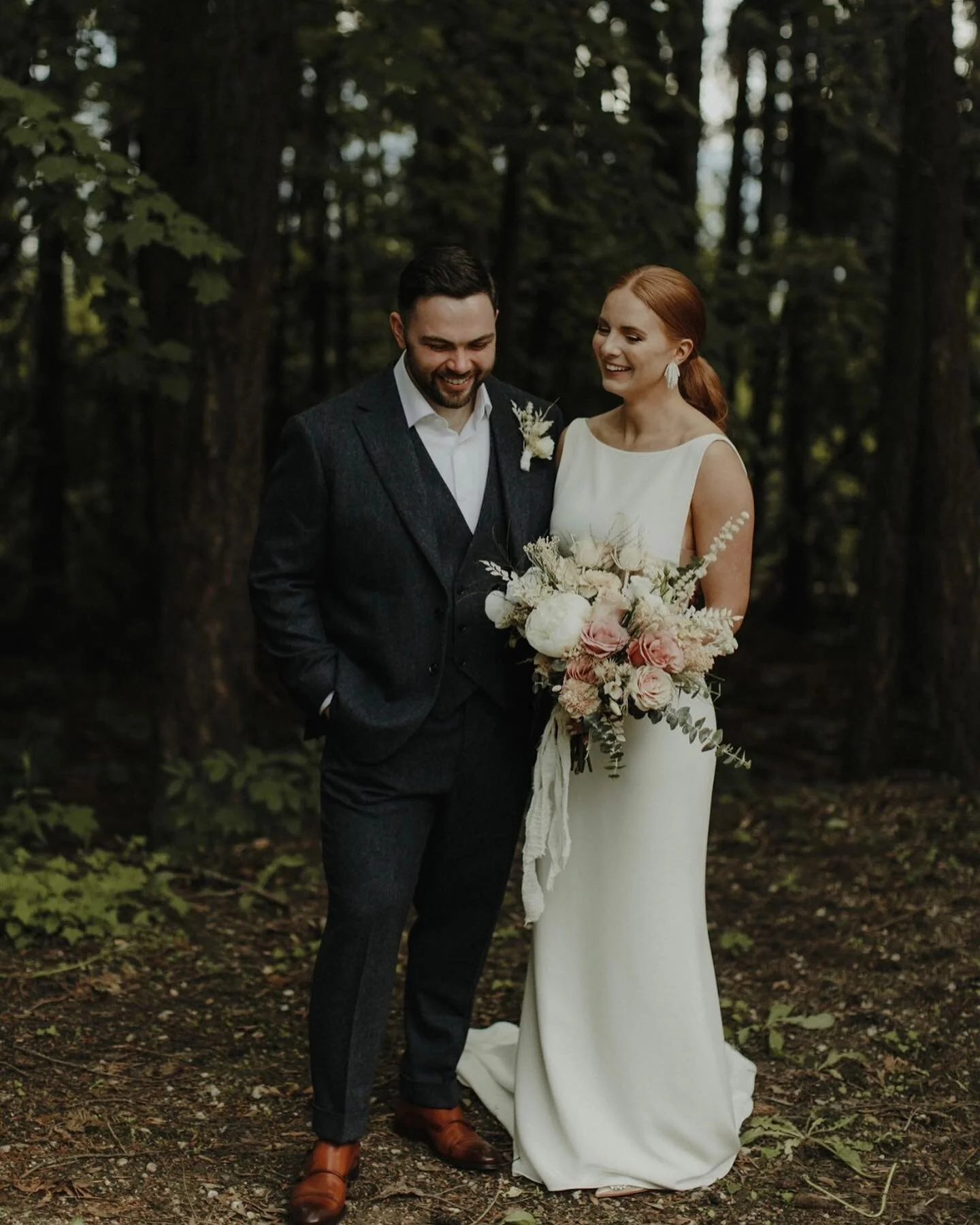 It&rsquo;s always one of my favourite days when wedding floral photos come into my inbox! 
Photography by the amazing: @shariandmike
