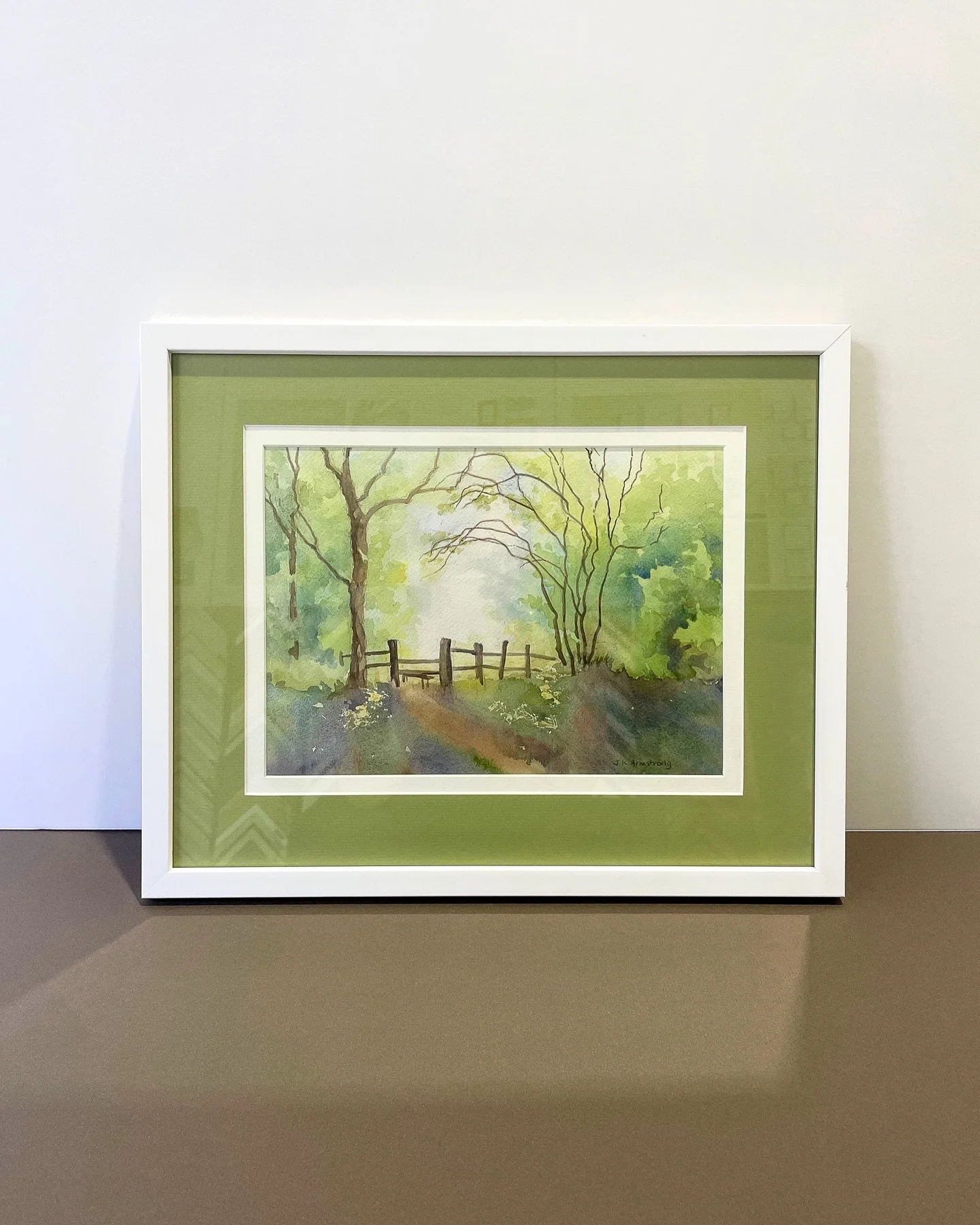 Crisp whites and fresh Spring-green, a calming colour pairing for this gorgeous watercolour 🌱

#customframingsydney #watercolour