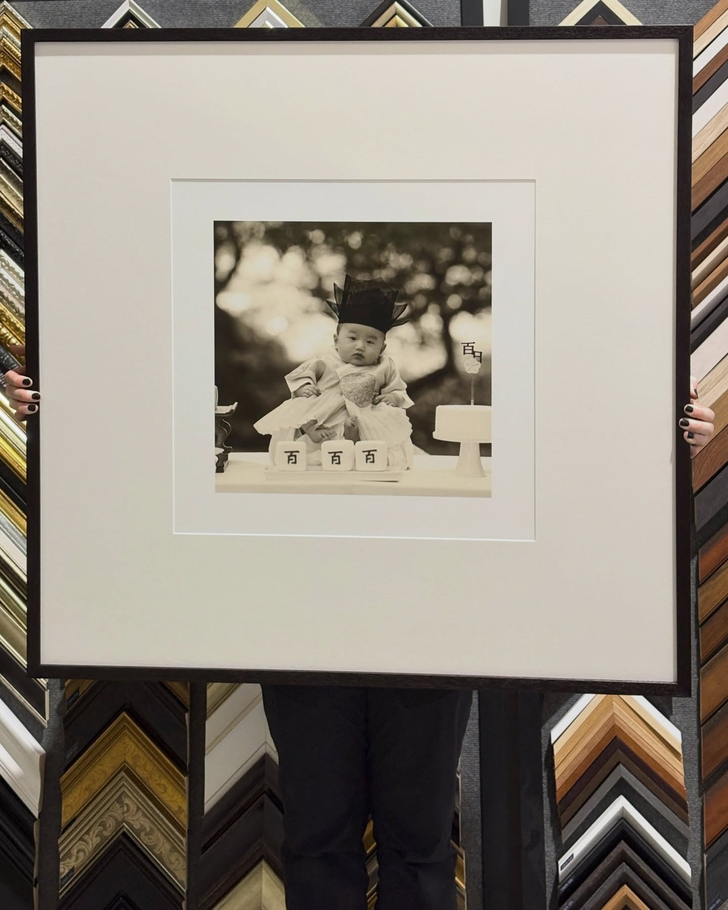 The most gorgeous portrait of a beautiful little boy by @clareoliverphotographer framed with an oversized mount, dark chocolate frame and Artglass glazing, turning this into one showstopper for the family home!

Printing | @basewhite_printing 
Glazin