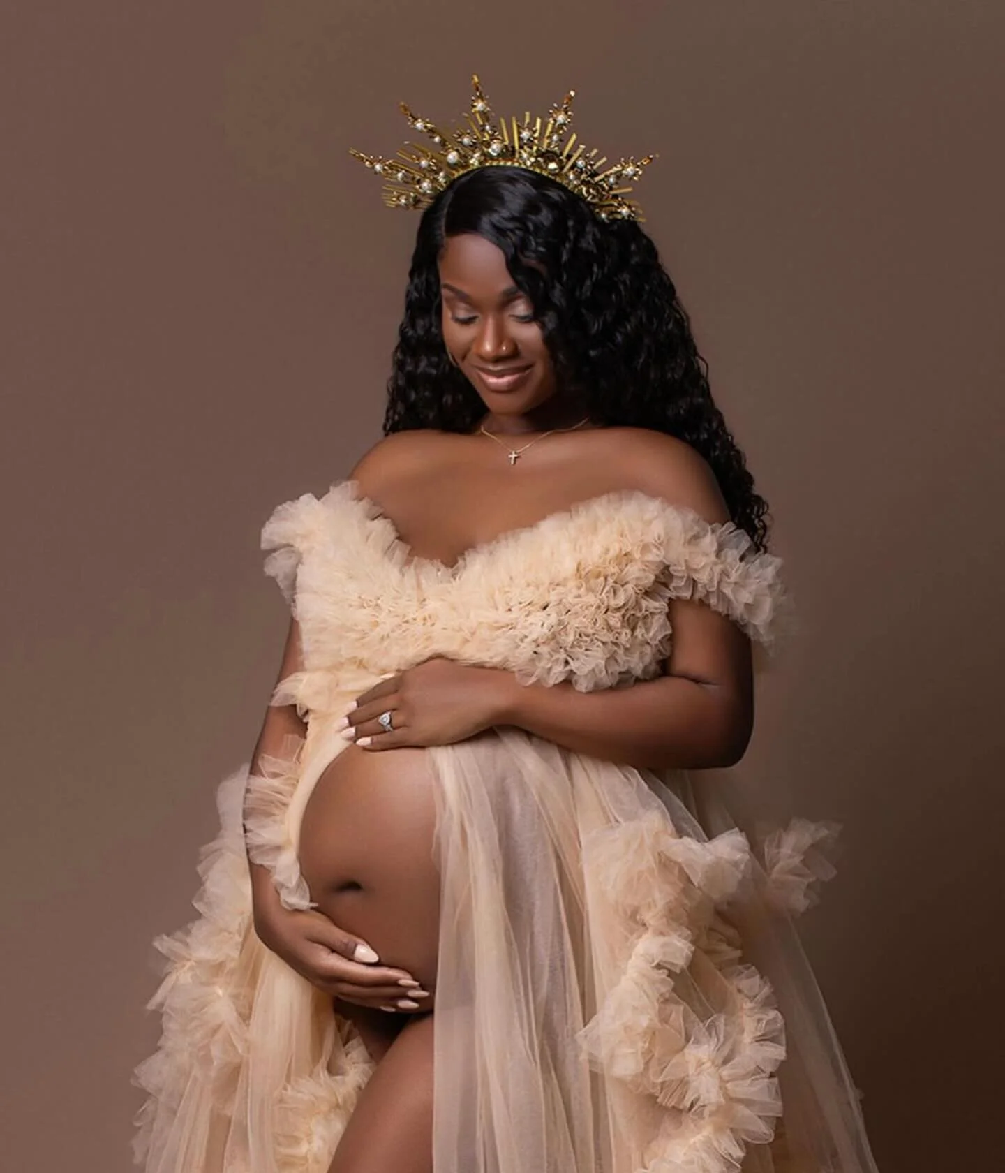 @sb_maternity_photographer kills it every time!! The precision, the posing, the aesthetic, yeah she is one of the greats!

Thanks for choosing @kih.studio ⚡️🤟🏽