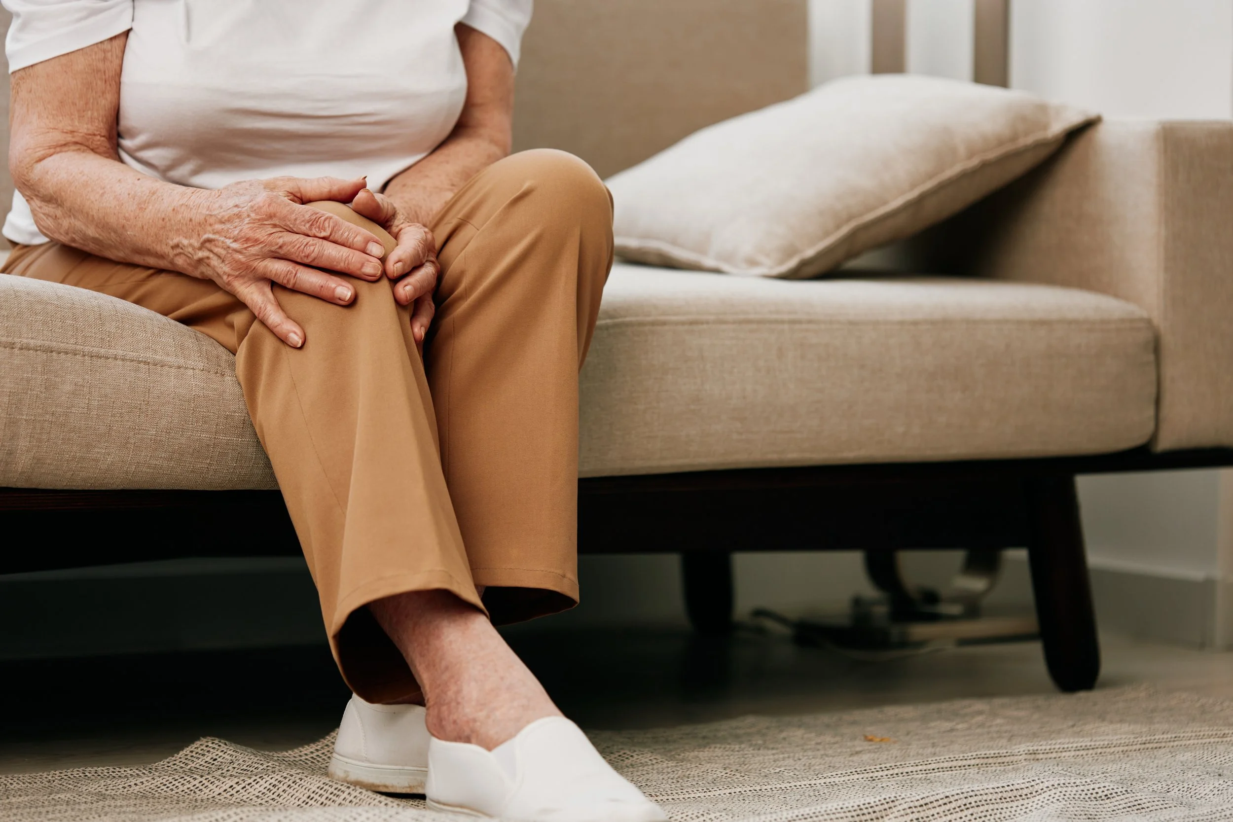 Elderly woman troubled by knee oa