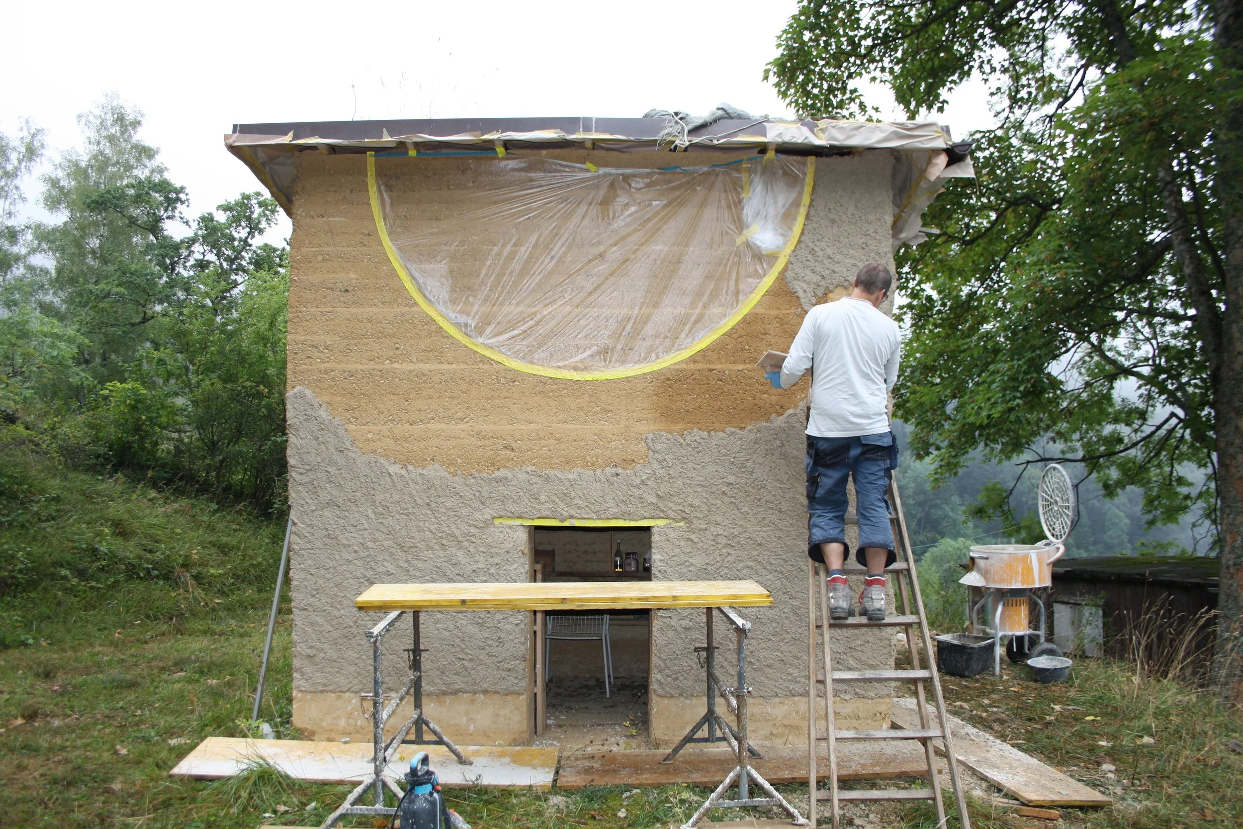 Kalk-Lehmputz auf Stampflehm 02.JPG