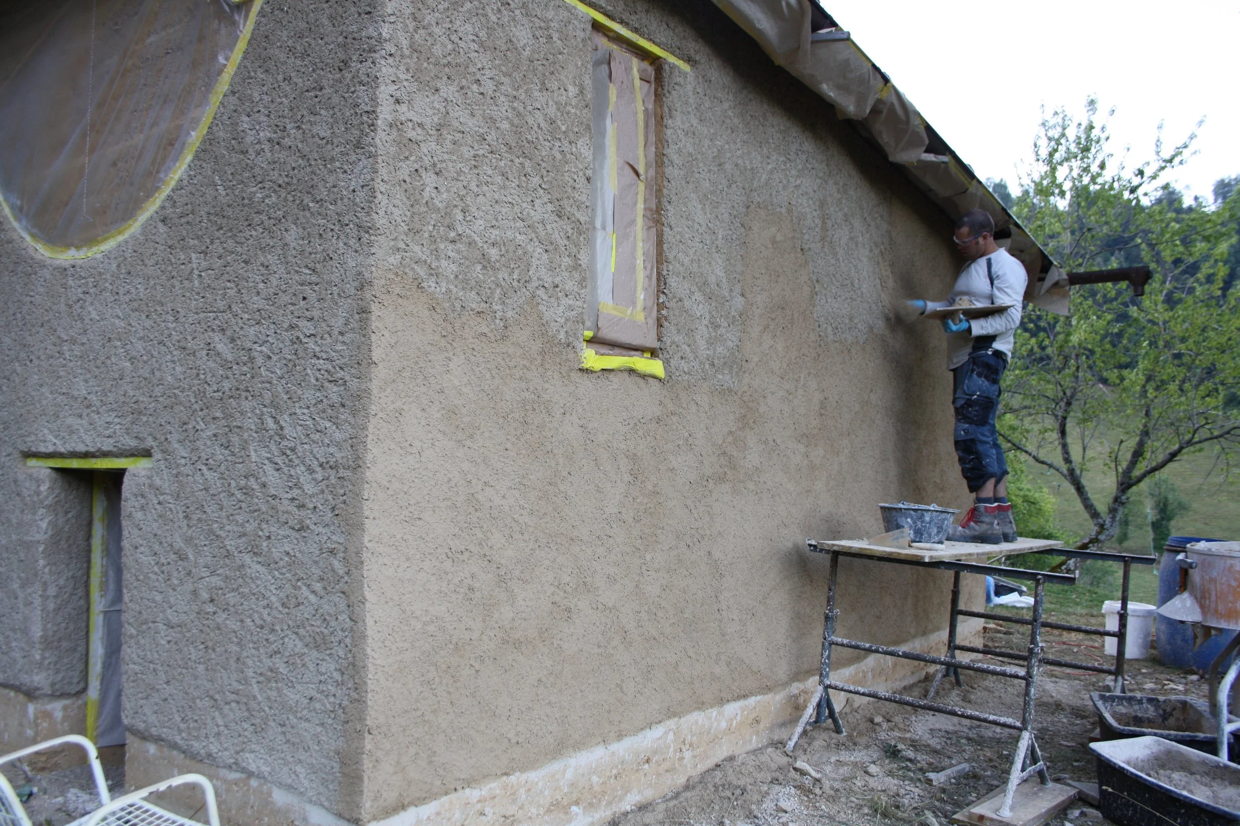 Kalk-Lehmputz auf Stampflehm 07.JPG