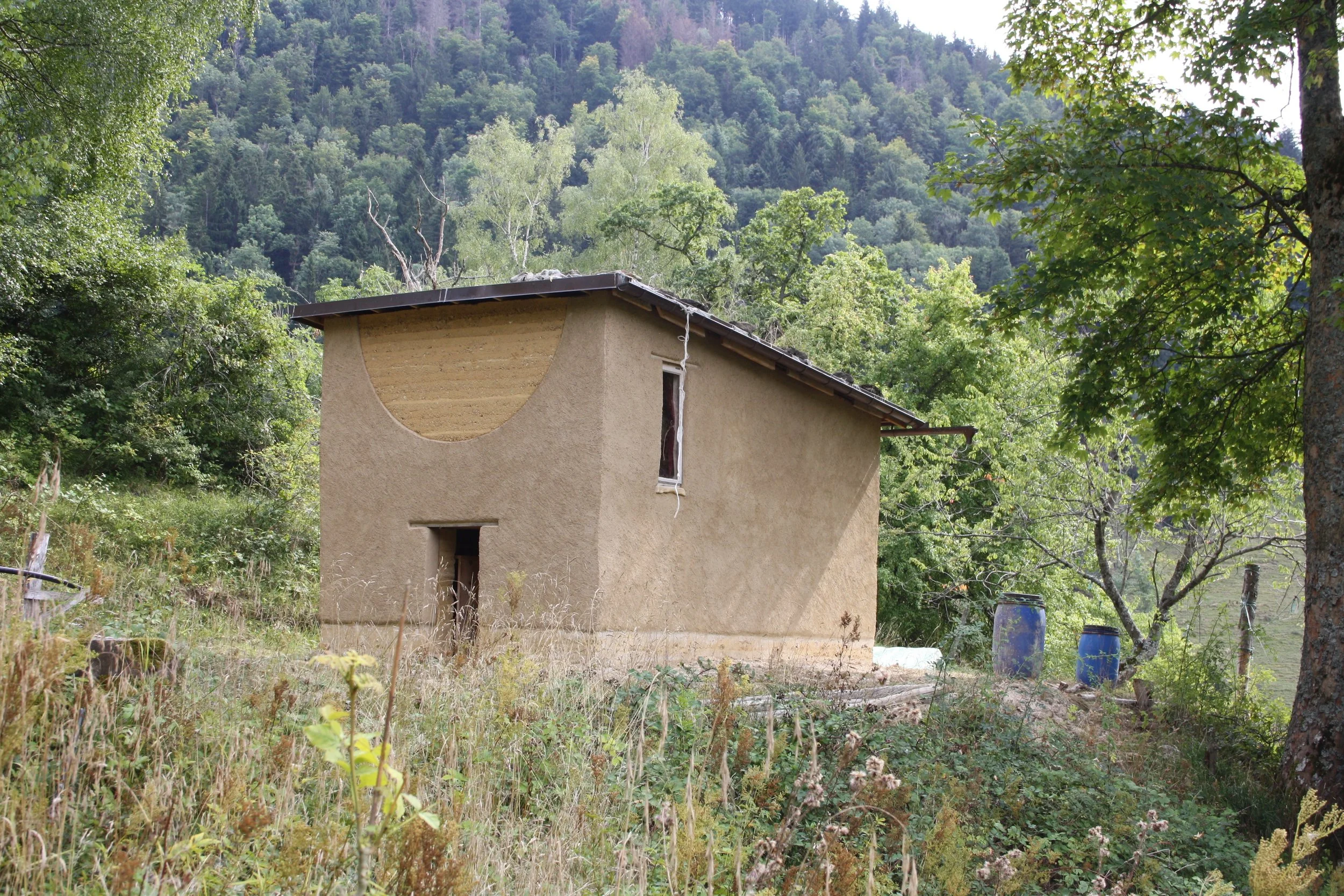 Kalk-Lehmputz auf Stampflehm 06.JPG