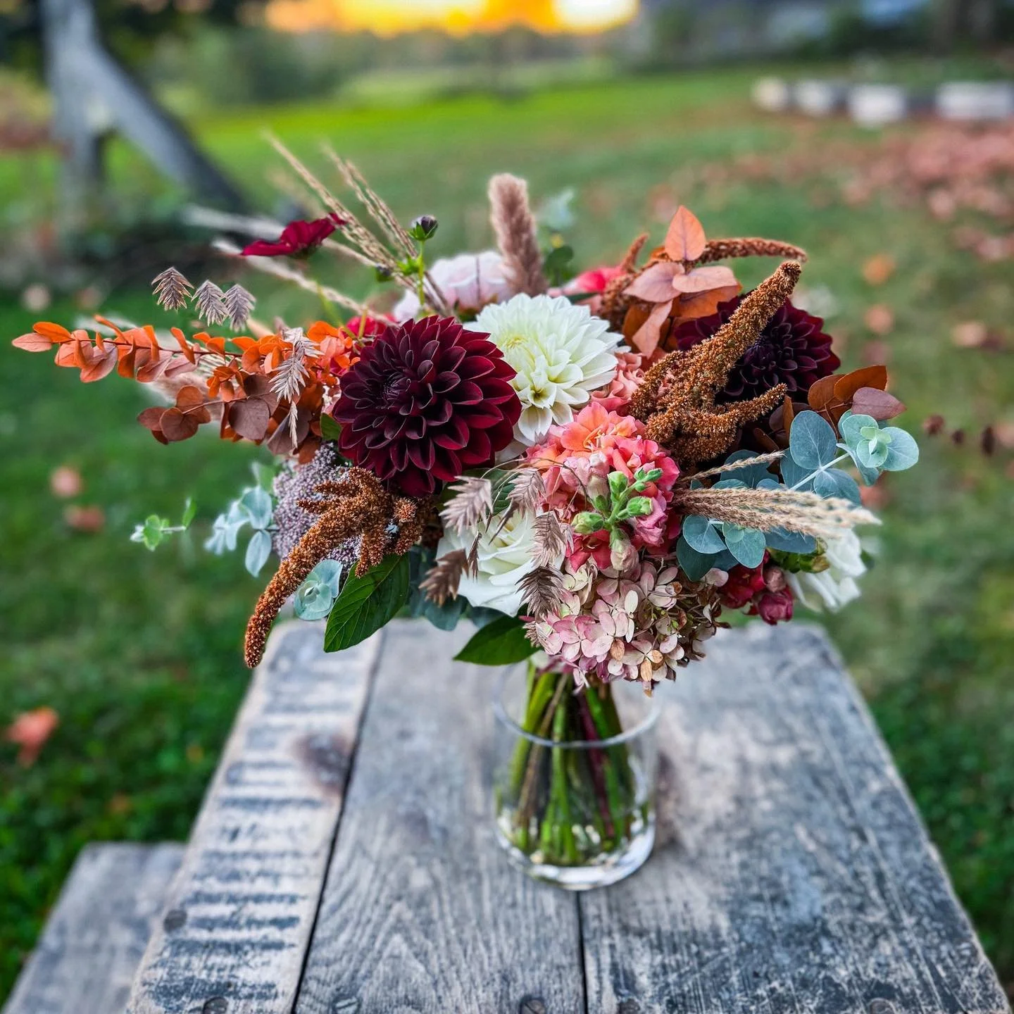 Inspiration: Boho Fall Vibe. Did we nail it? 🍁

Our most recent wedding couple tied the knot yesterday, and decided to choose from our &agrave; la carte options. The ask? One medium-sized bridal bouquet, four boutonni&egrave;res, and two wrist corsa