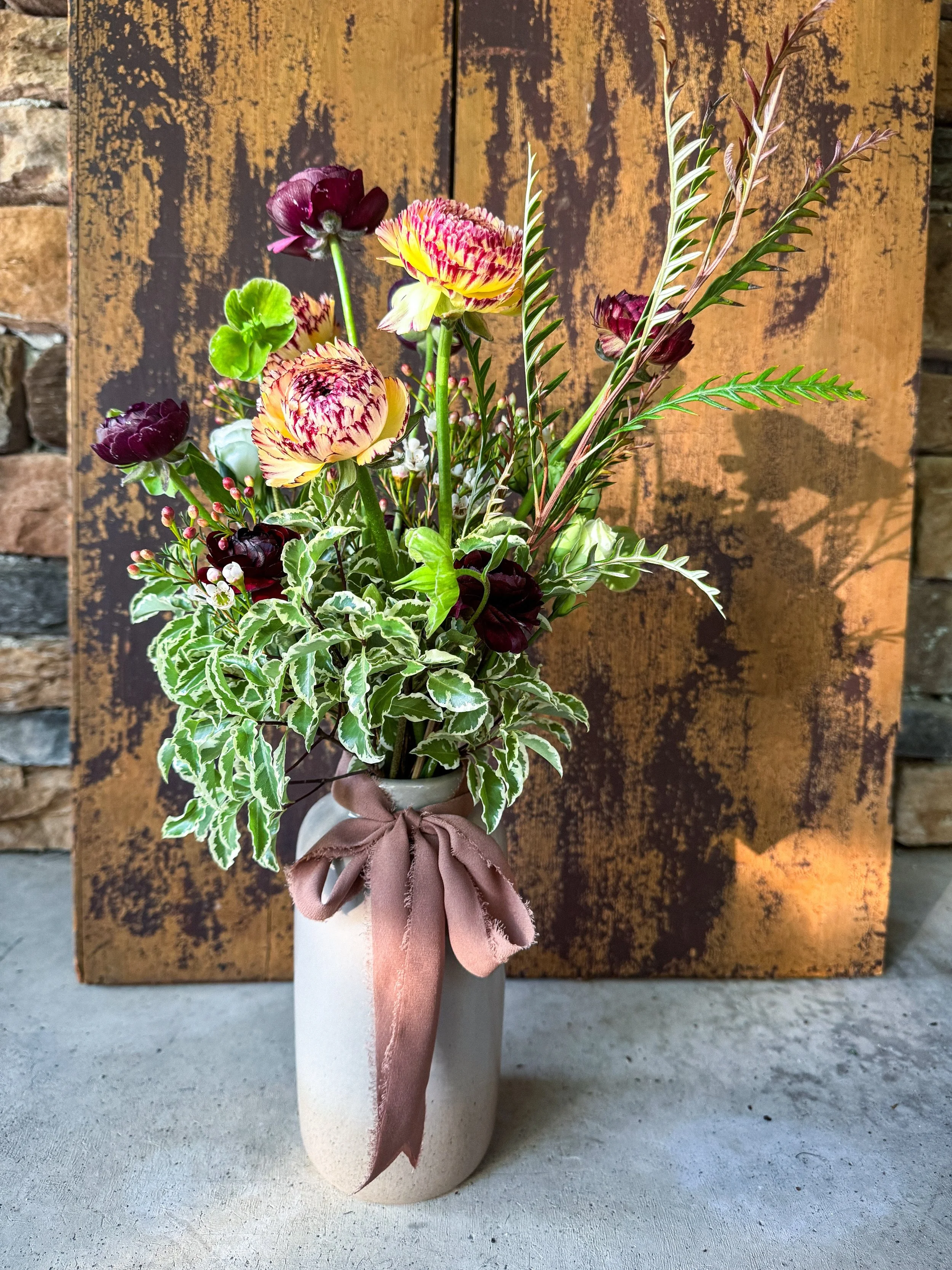 One of the benefits of being a farmer-florist: gifting flowers to friends is super easy! 😆💐

Happy Anniversary to J+T!

#locallygrownflowers #flowerfarm #flowerfarmerflorist #gifting #friends
