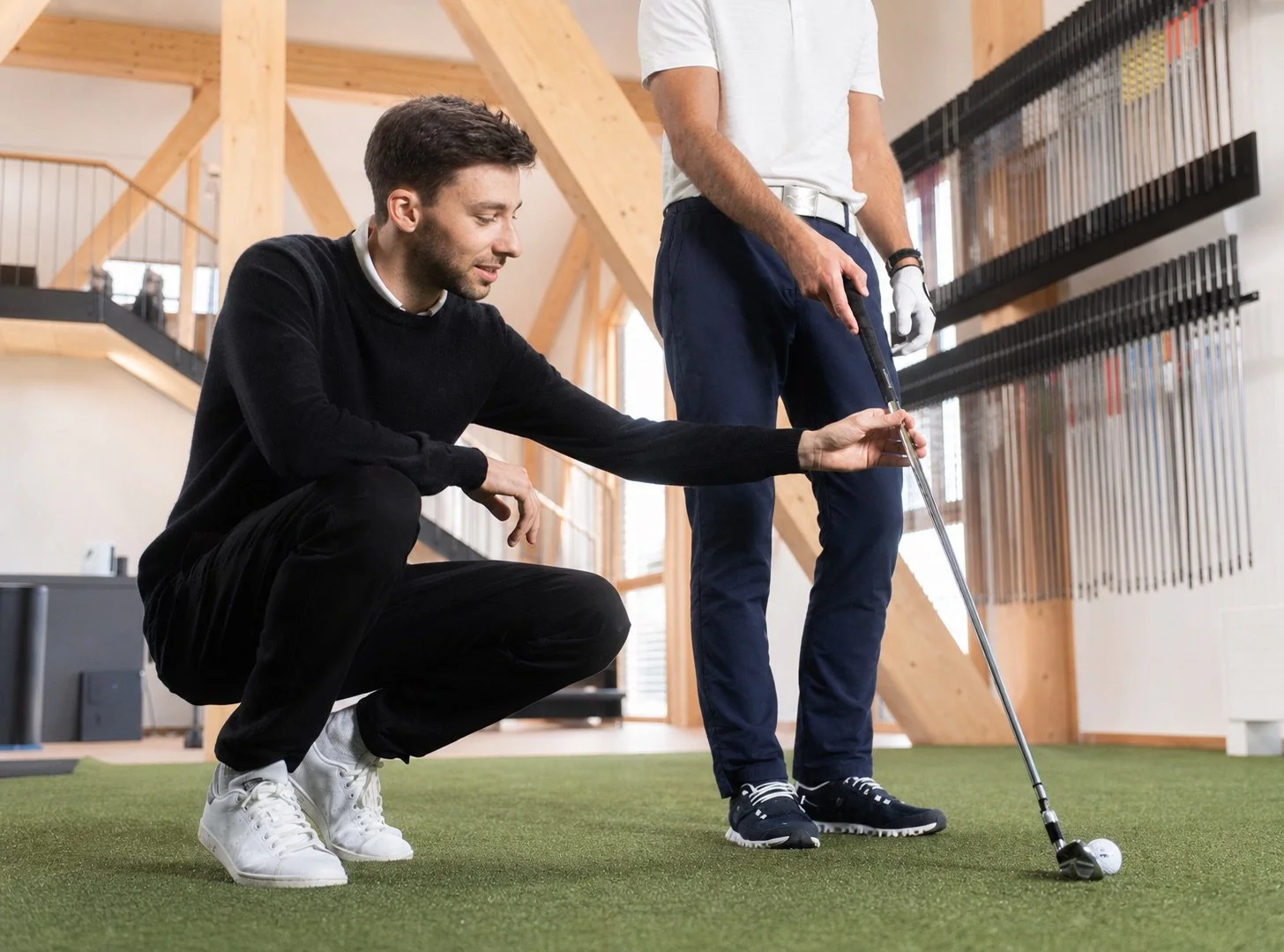Jonas Weiss analysiert beim Driver-Fitting den Golfschläger eines Kunden im Weiss-Golf-Studio Rosenheim.