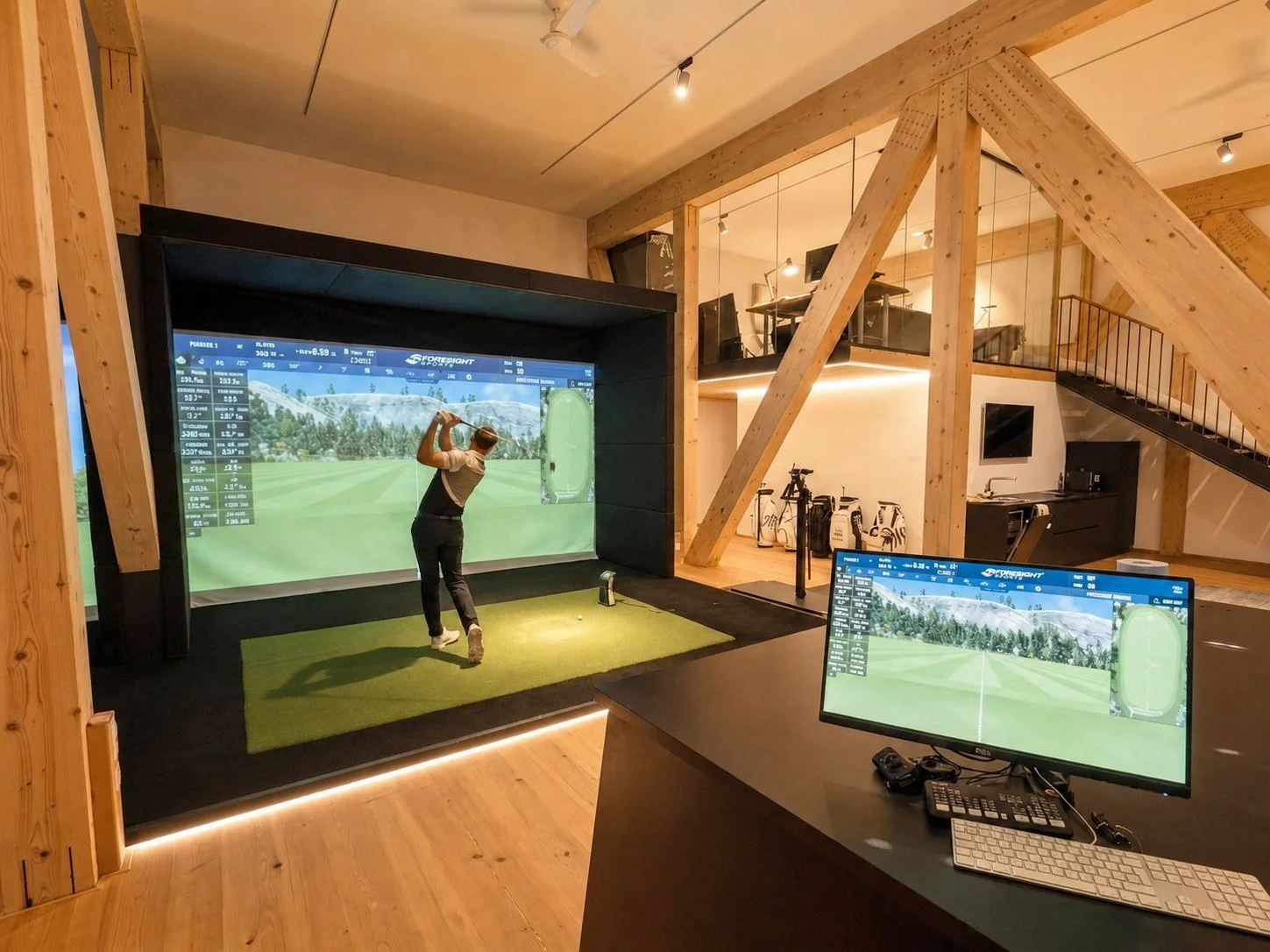 Golfer beim professionellen Driver-Fitting mit Schlagdatenanalyse bei Weiss Golf