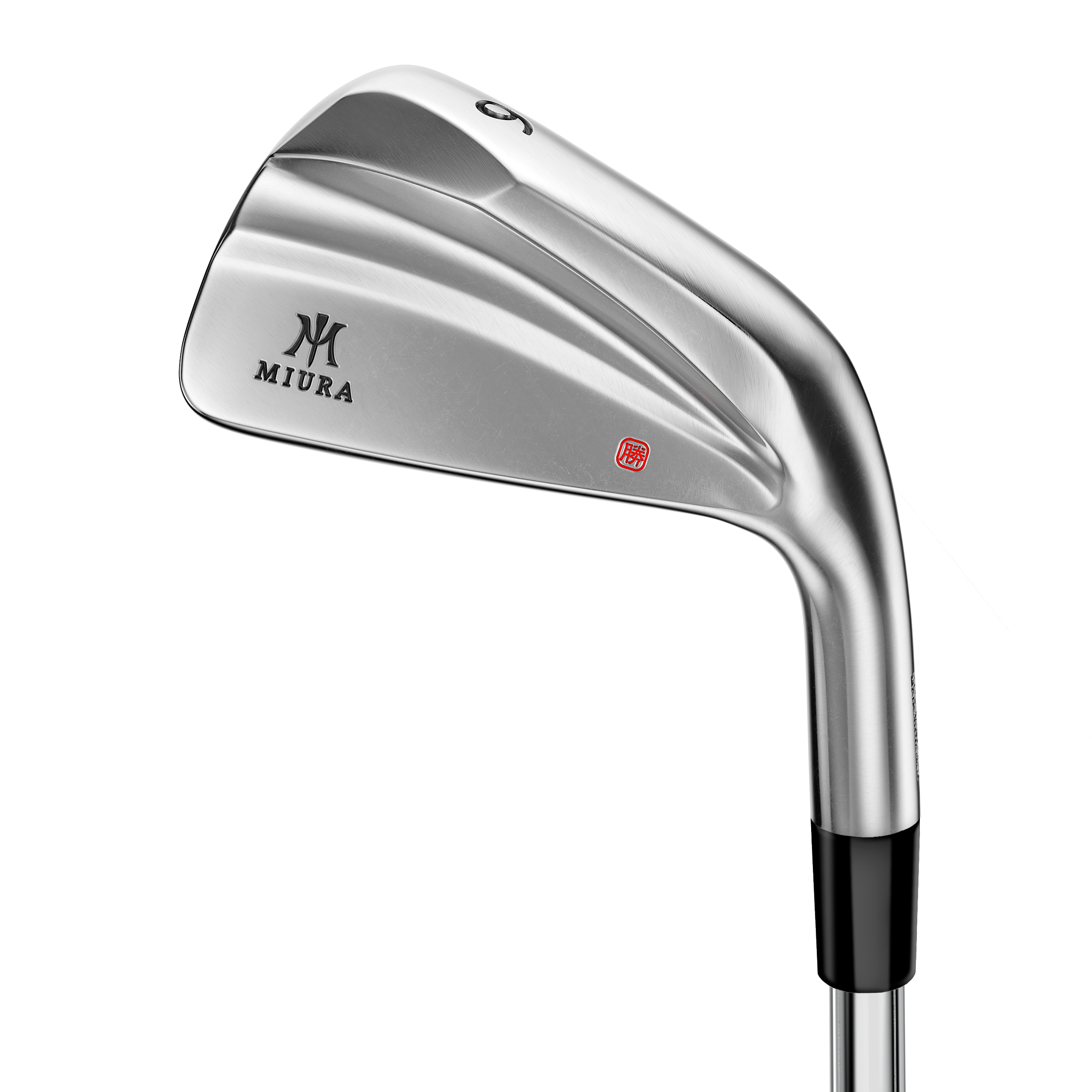 Nahaufnahme eines silbernen Golfschlägers mit dem Schriftzug 'MIURA' auf der Seite und einem roten Stempel in asiatischer Schrift, gegen schwarzen Hintergrund.
