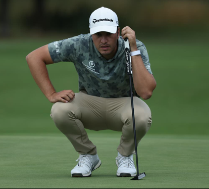 HotelPlanner Tour-Spieler Michael Hirmer beim Lesen eines Putts auf dem Grün