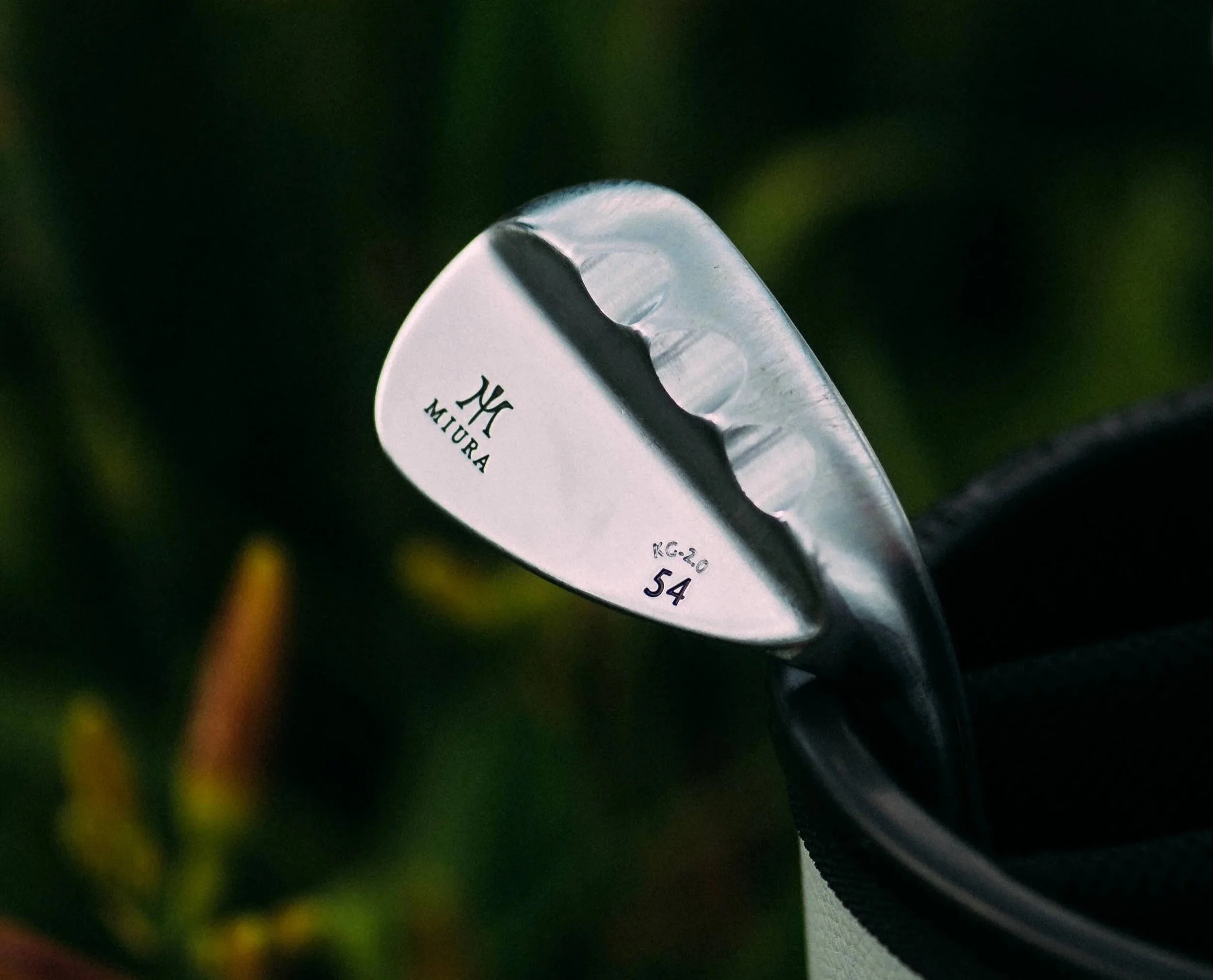 Nahaufnahme eines Miura K-Grind Wedges mit grünem Hintergrund