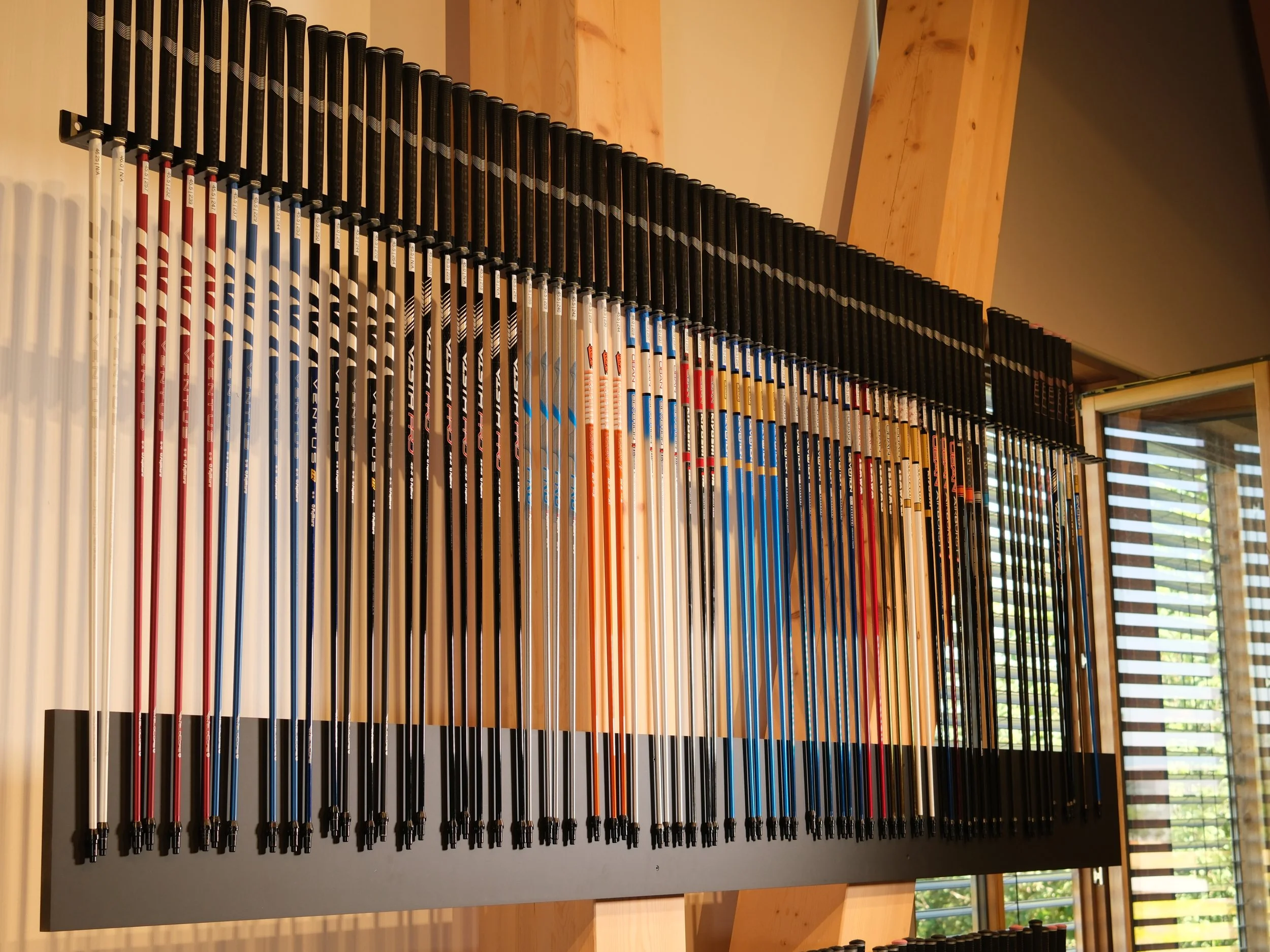 Auswahl verschiedener Driverschäfte für das Driver-Fitting bei Weiss Golf nahe Rosenheim