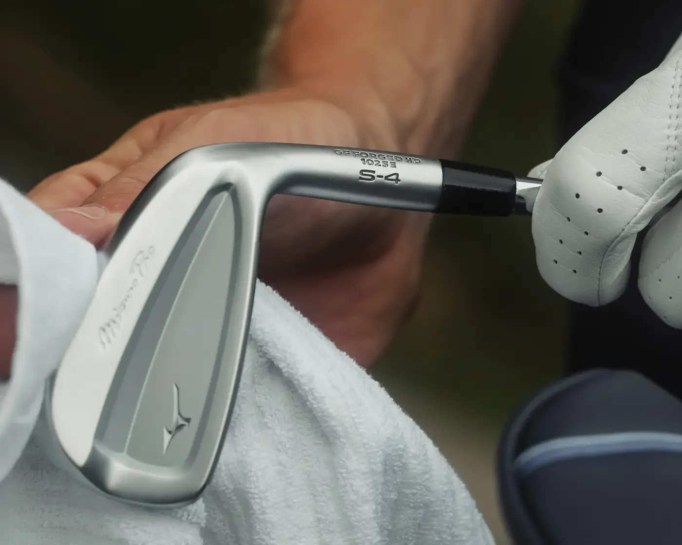 Nahaufnahme eines Mizuno Pro S-4 Eisenkopfs mit S-4- und GF-Forged-HD-1025E-Prägung am Hosel