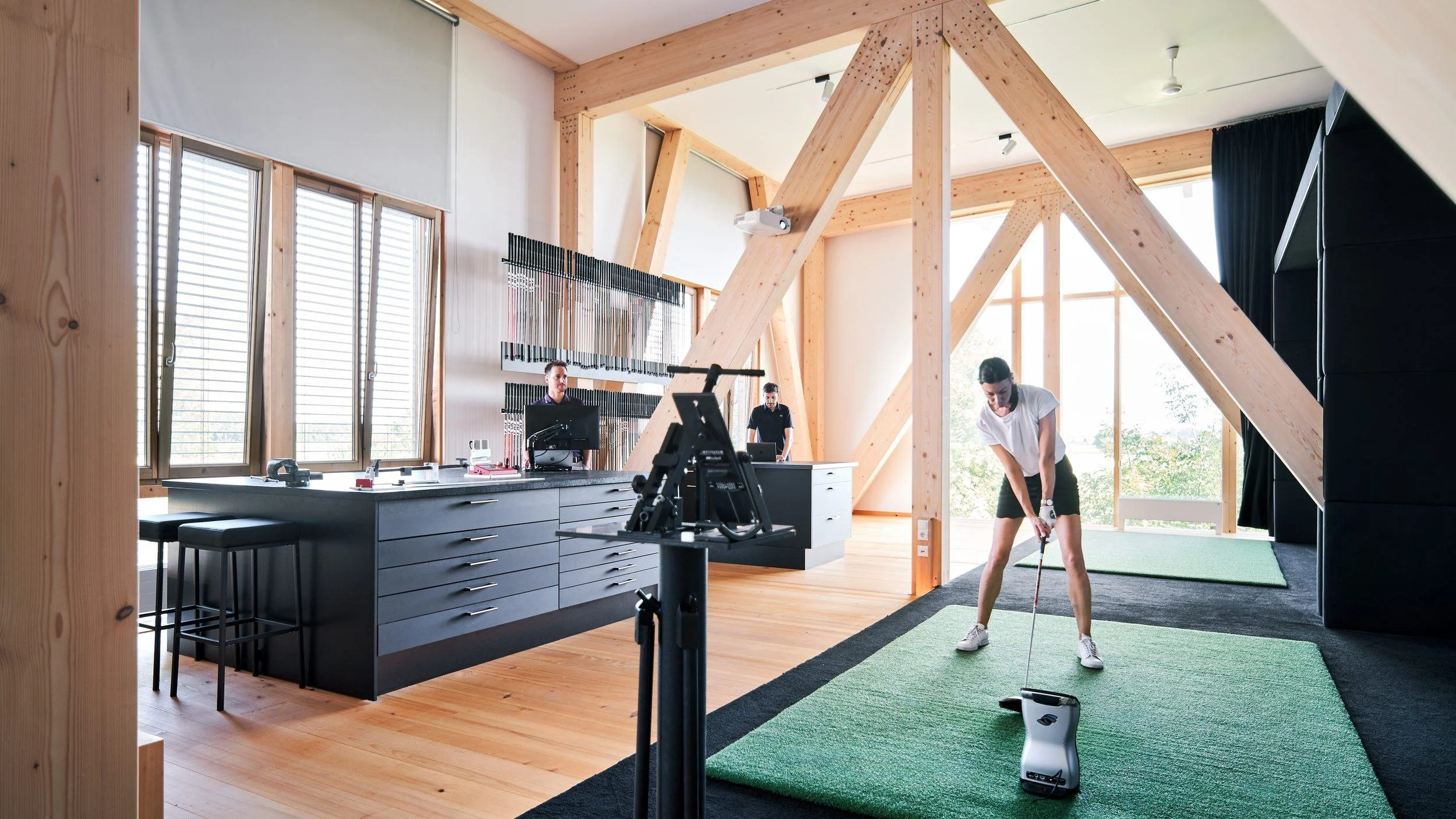 Golfschläger Fitting für München – Kundin beim Fitting im WeissGolf Studio mit GC Quad Launch Monitor