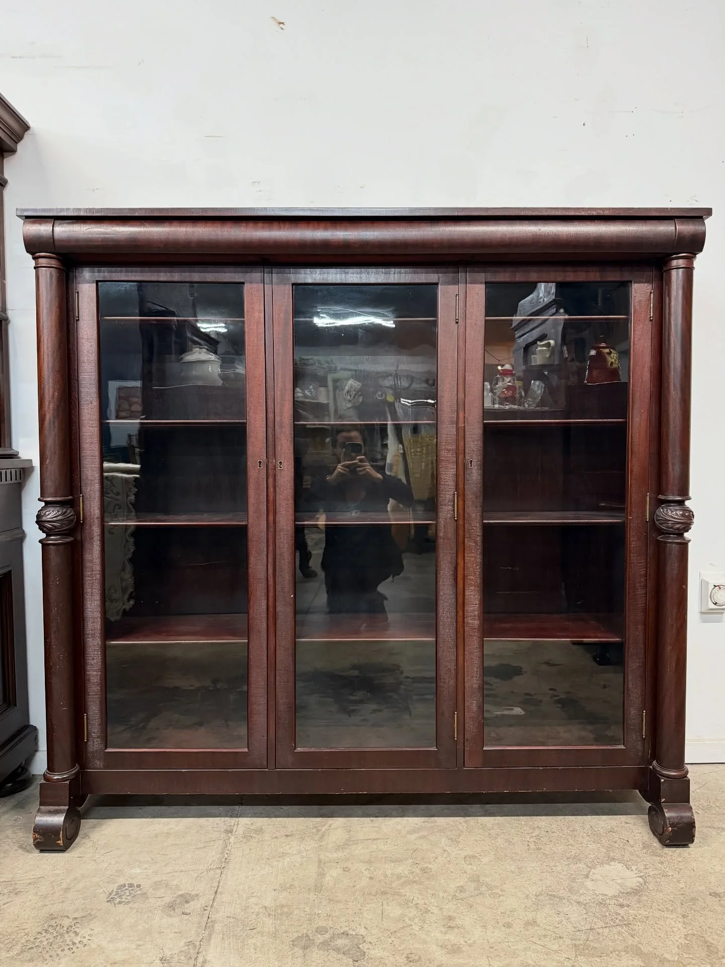 I heard y’all were jonesin’ for a glass front bookcase ๐ 
This mahogany beauty dials in at 5’ wide, 57” high and 14-3/4” deep, with a fine combination of handsome shape and elegant detail. 
Price via DM
Presented by