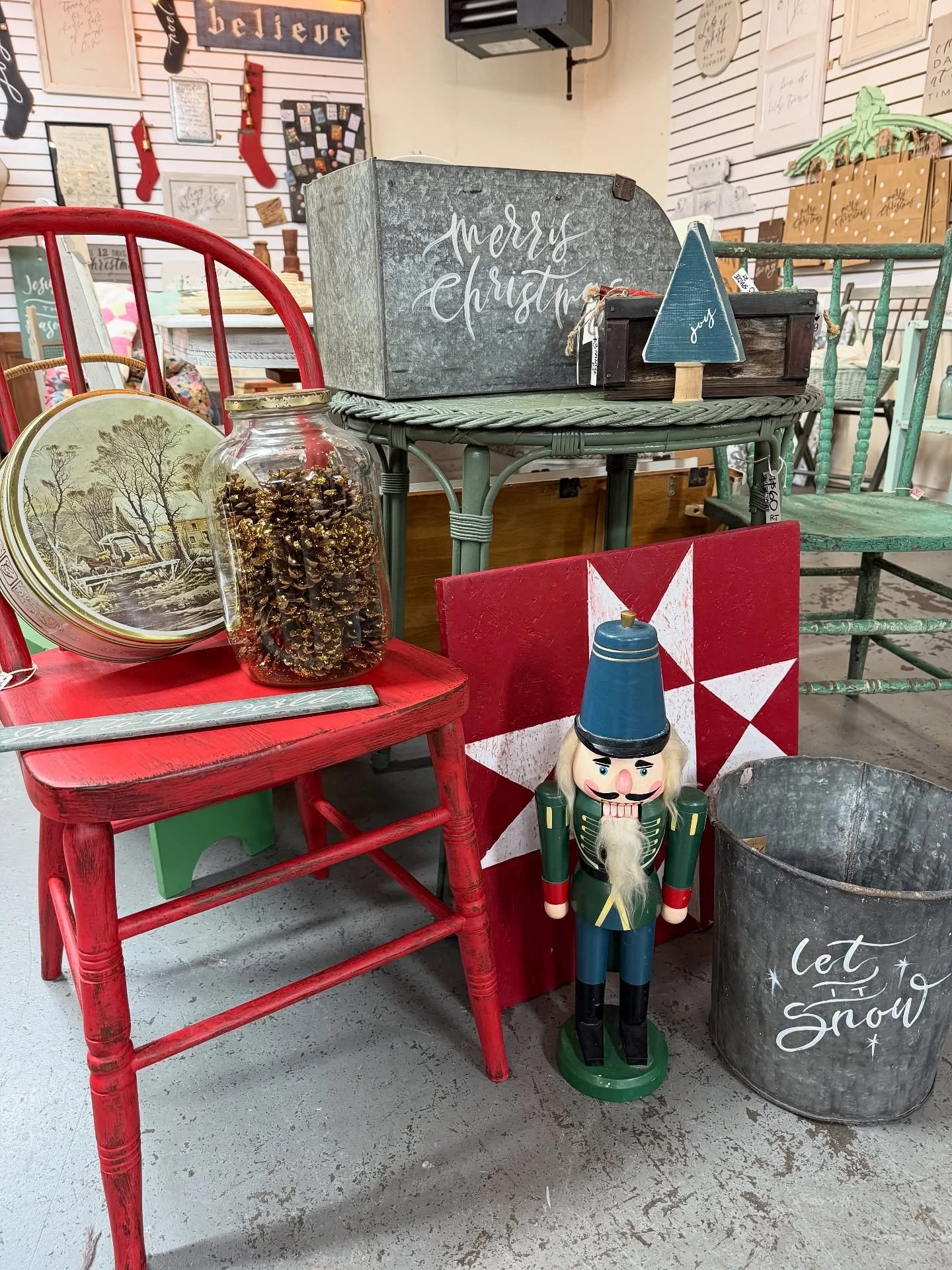 I know it’s Halloween week, but we have more 🎄 sliding into the shop each day. It’s almost time for my favorite guy! 🎅🏼
Here’s a view from @therustedj and @walnuttreelanesigns. See you 10 - 5 today!