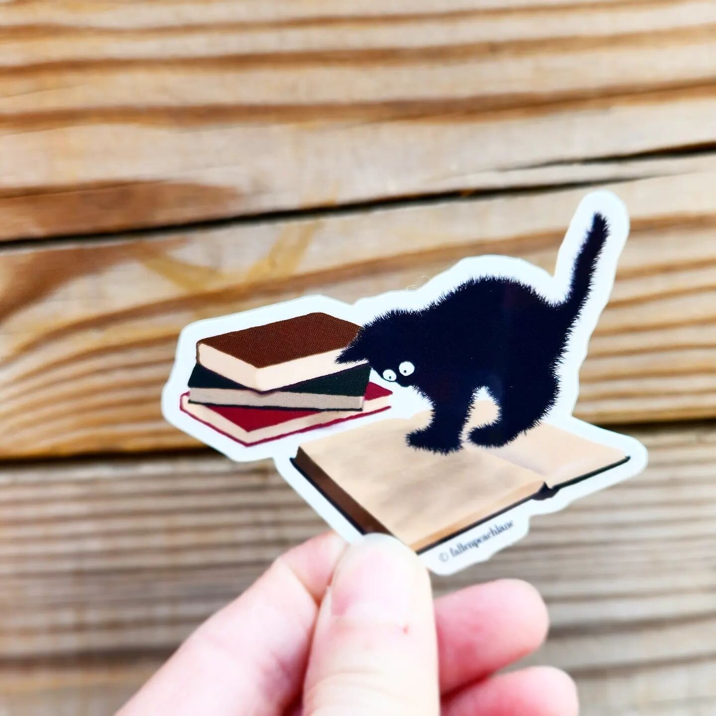 We've been expanding our sticker collection and I just love how this one of Sammy with books turned out. Do you have one of our stickers? Where did you stick it?
.
.
.
#fallenpeachlane #stickers #blackcat #catsandbooks #ctartist #illustration