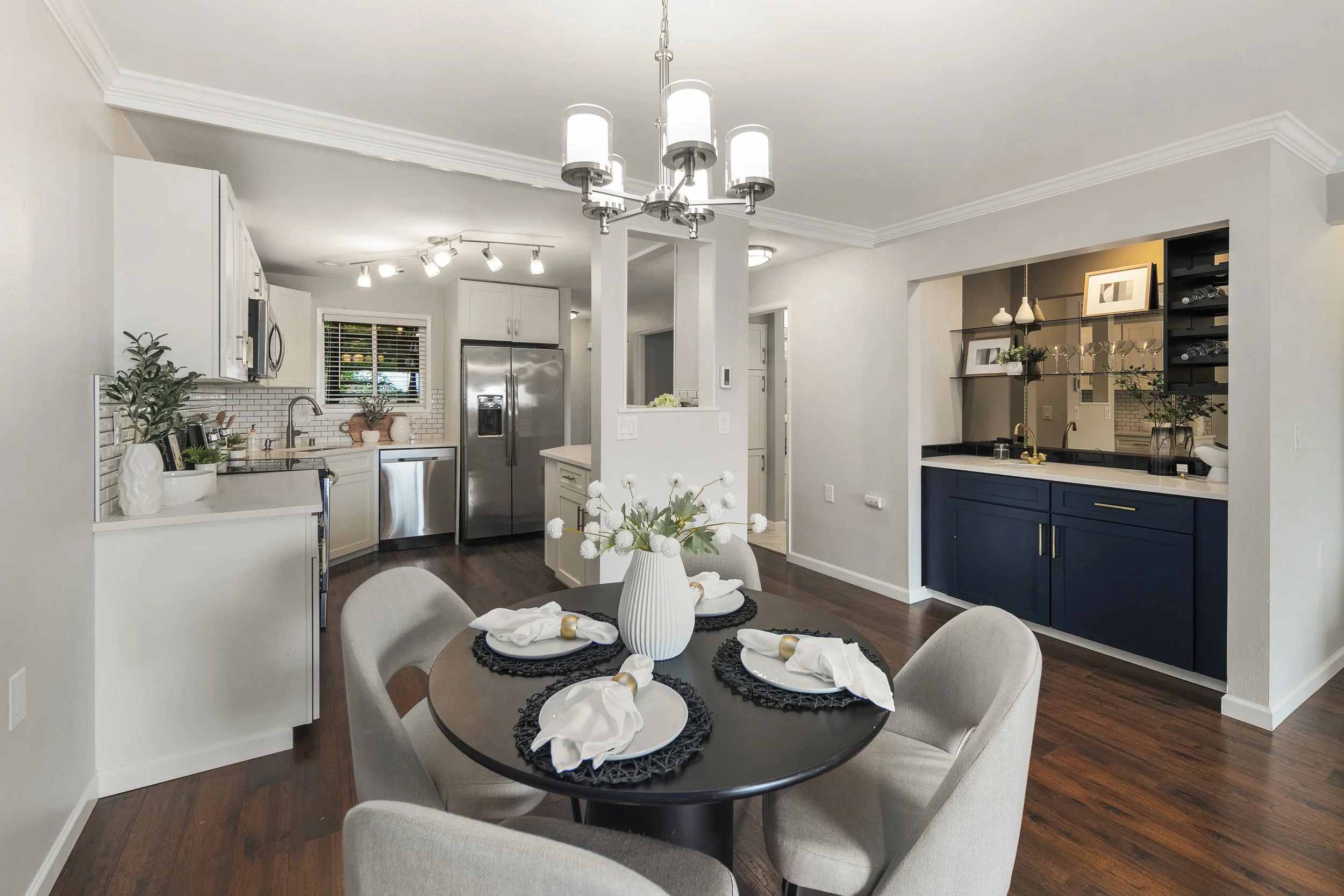 nice condos in Kirkland CZ Dining to Kitchen.jpg