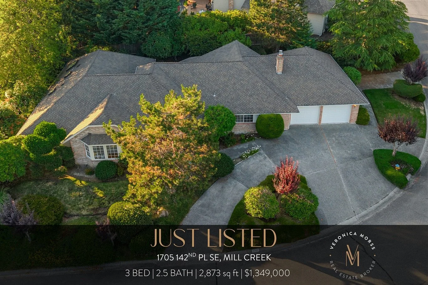 ✨ Just Listed! First time on the market in over 20 years, this is single-level living in Mill Creek Country Club ✨ 

3bd | 2.5ba | 2,837sqft

Vaulted ceilings highlight the airy living room and grand fireplace, while the adjacent kitchen includes a g