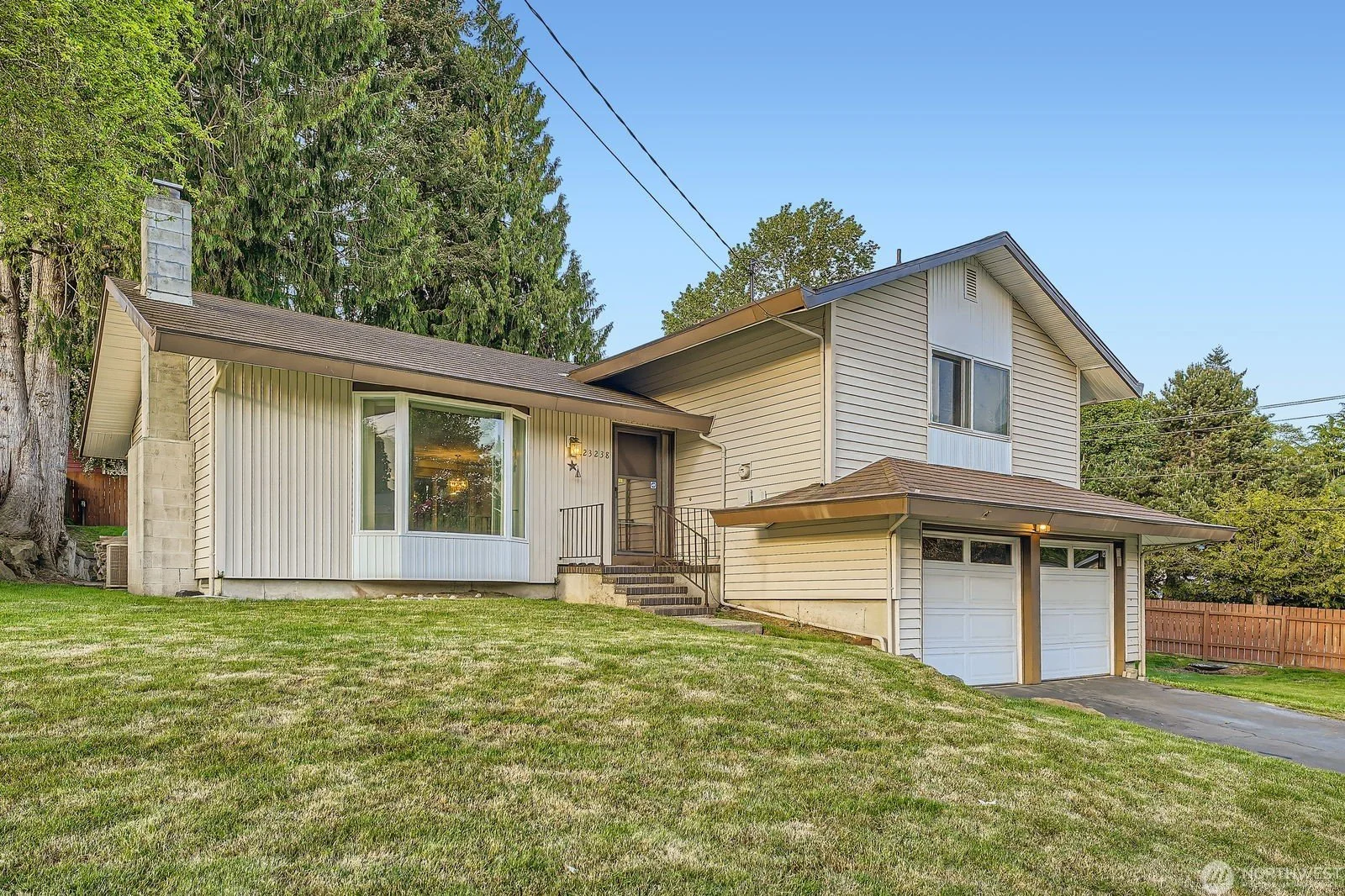 23238 21st Ave S, Des Moines  3 BD | 1.75 BA | 1654 sqft $595,000